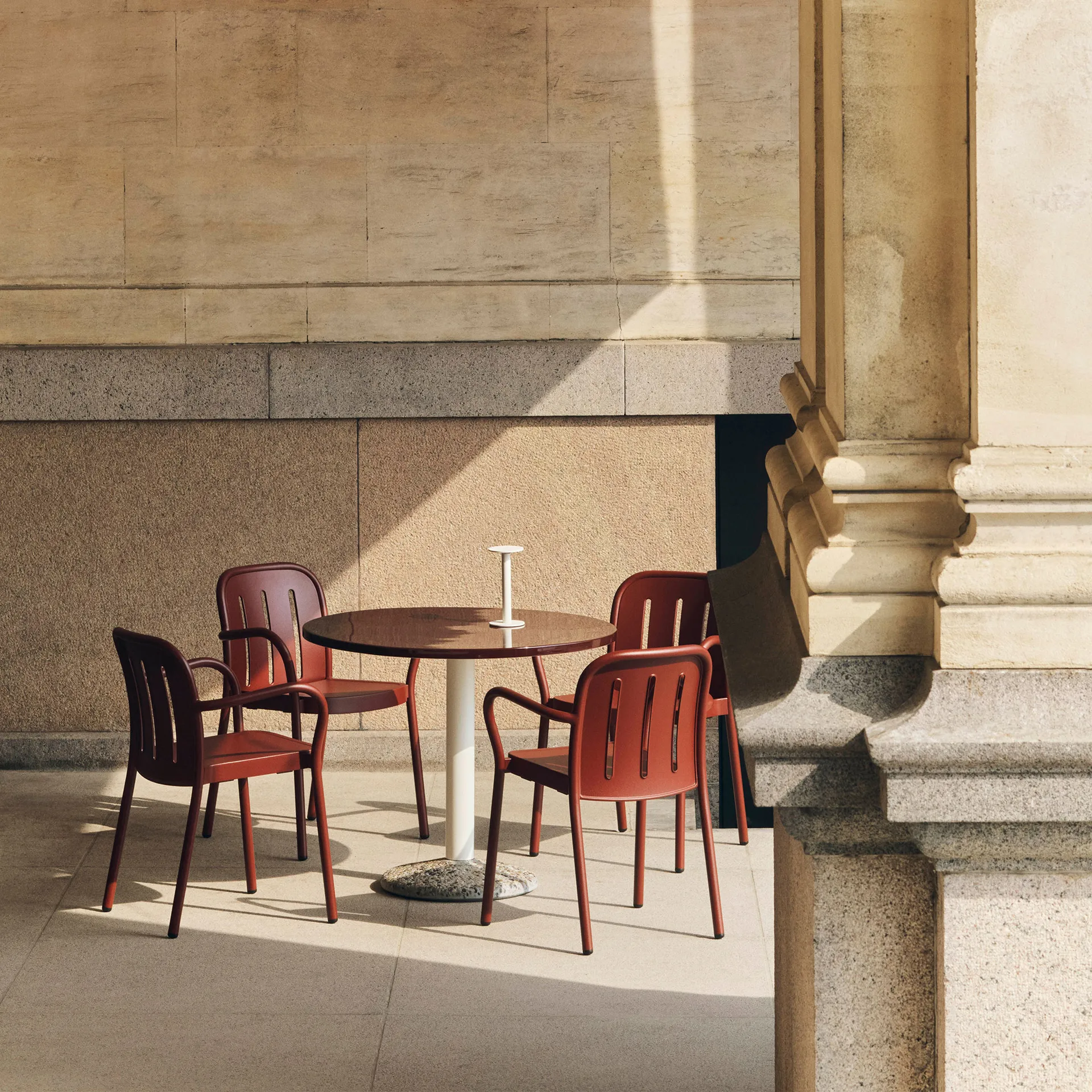 Sedia con braccioli Deville, Iron red HAY