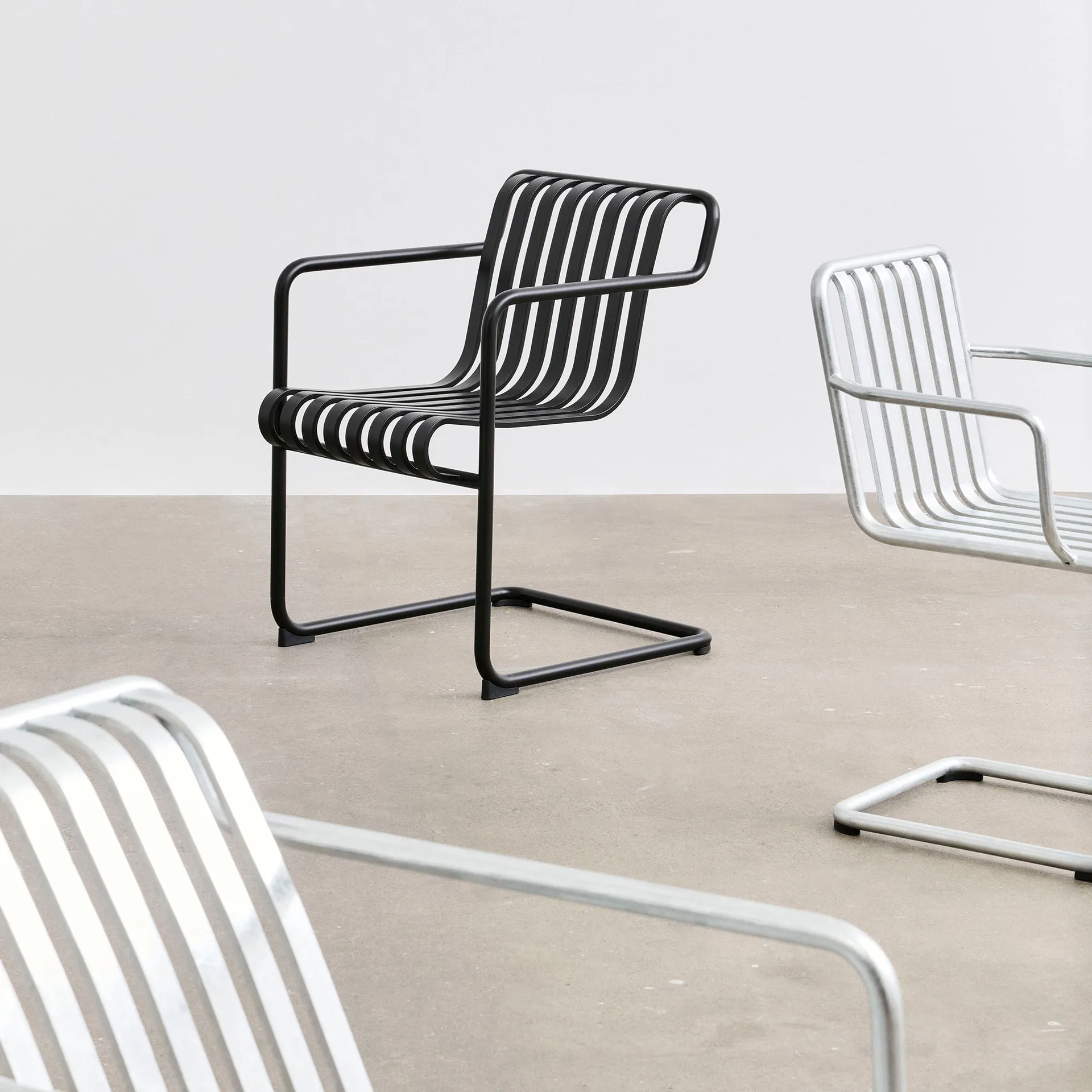 Sedia da pranzo con braccioli Palissade Cantilever, Antracite HAY