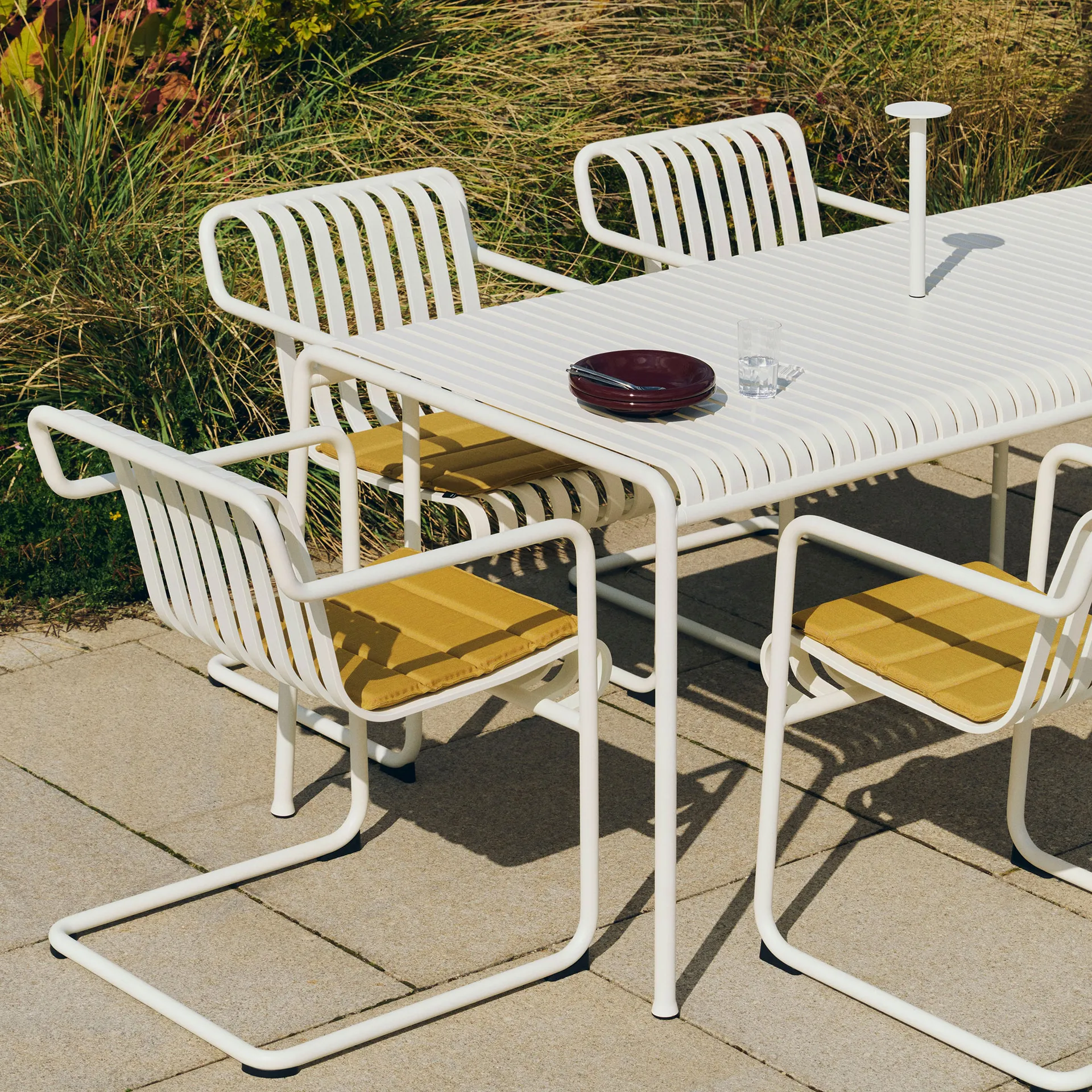 Sedia da pranzo con braccioli Palissade Cantilever, Cream white HAY