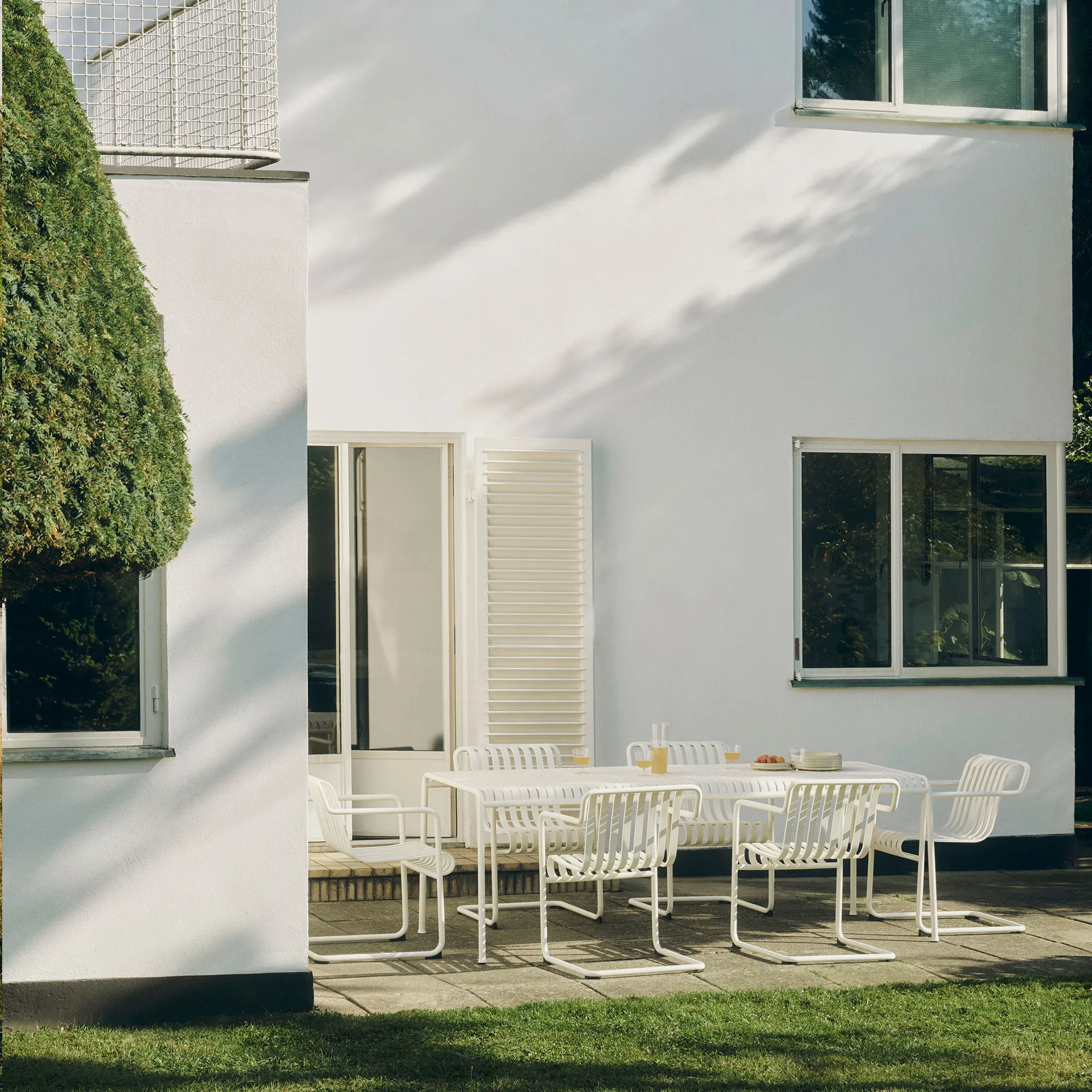 Sedia da pranzo con braccioli Palissade Cantilever, Cream white HAY