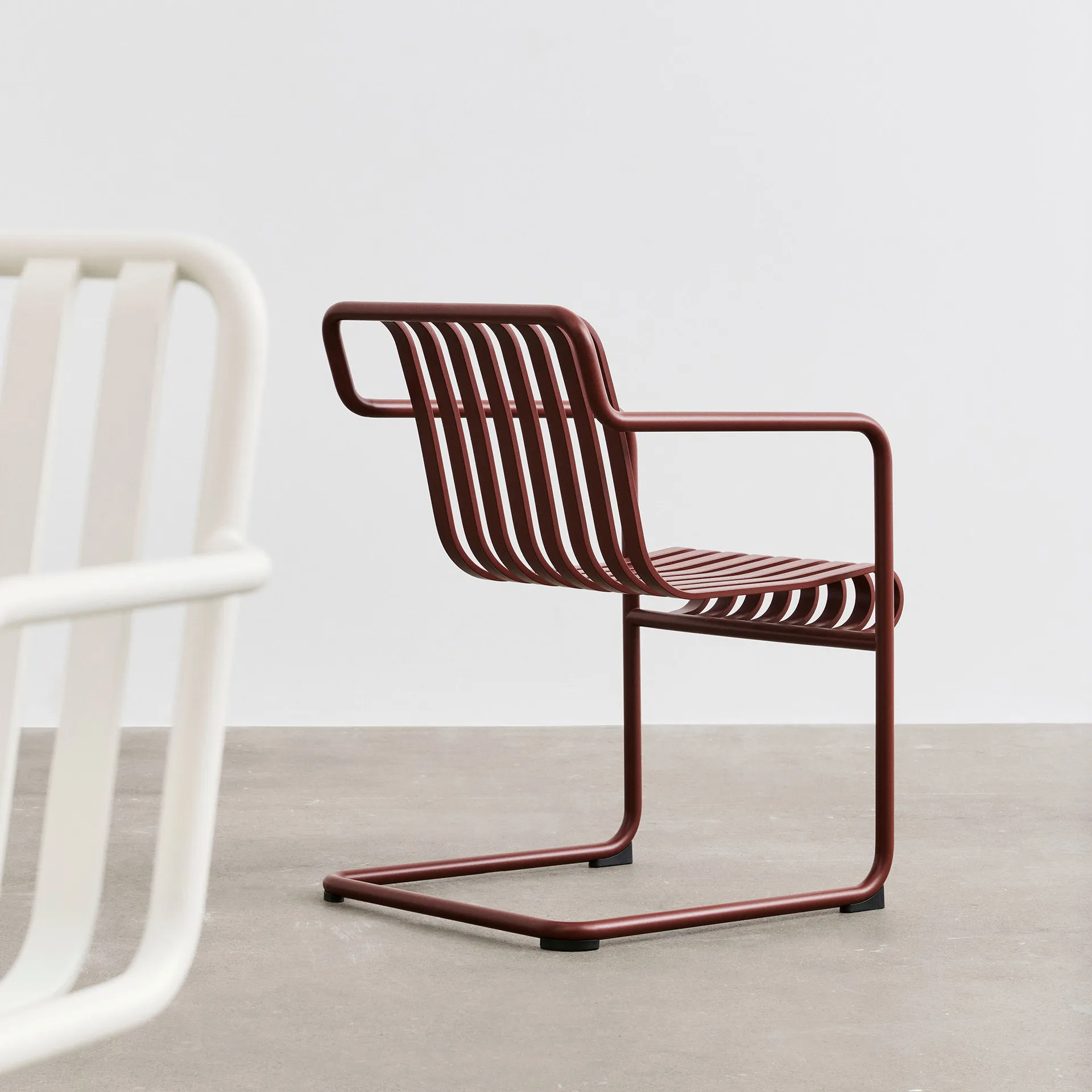 Sedia da pranzo con braccioli Palissade Cantilever, Iron red HAY