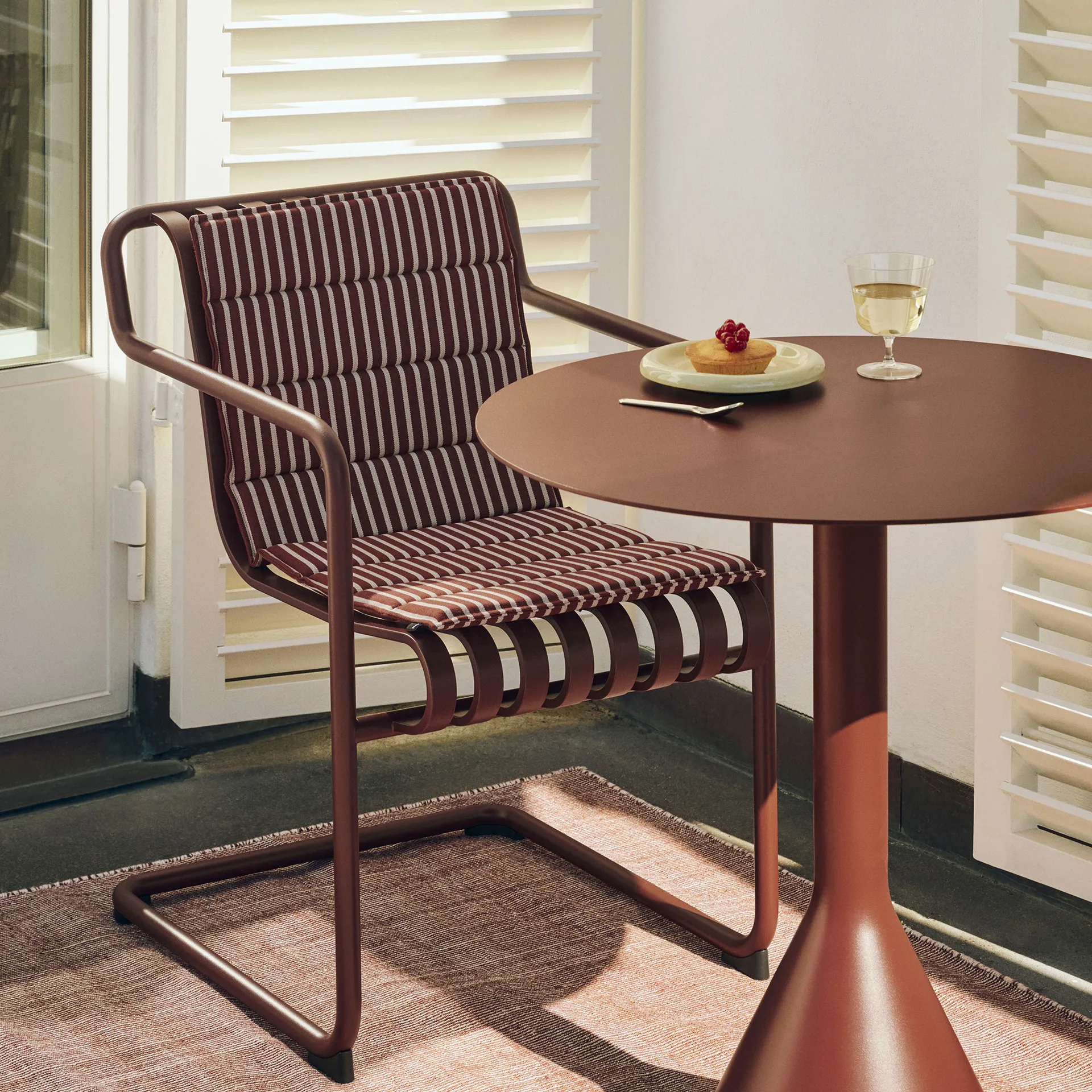 Sedia da pranzo con braccioli Palissade Cantilever, Iron red HAY