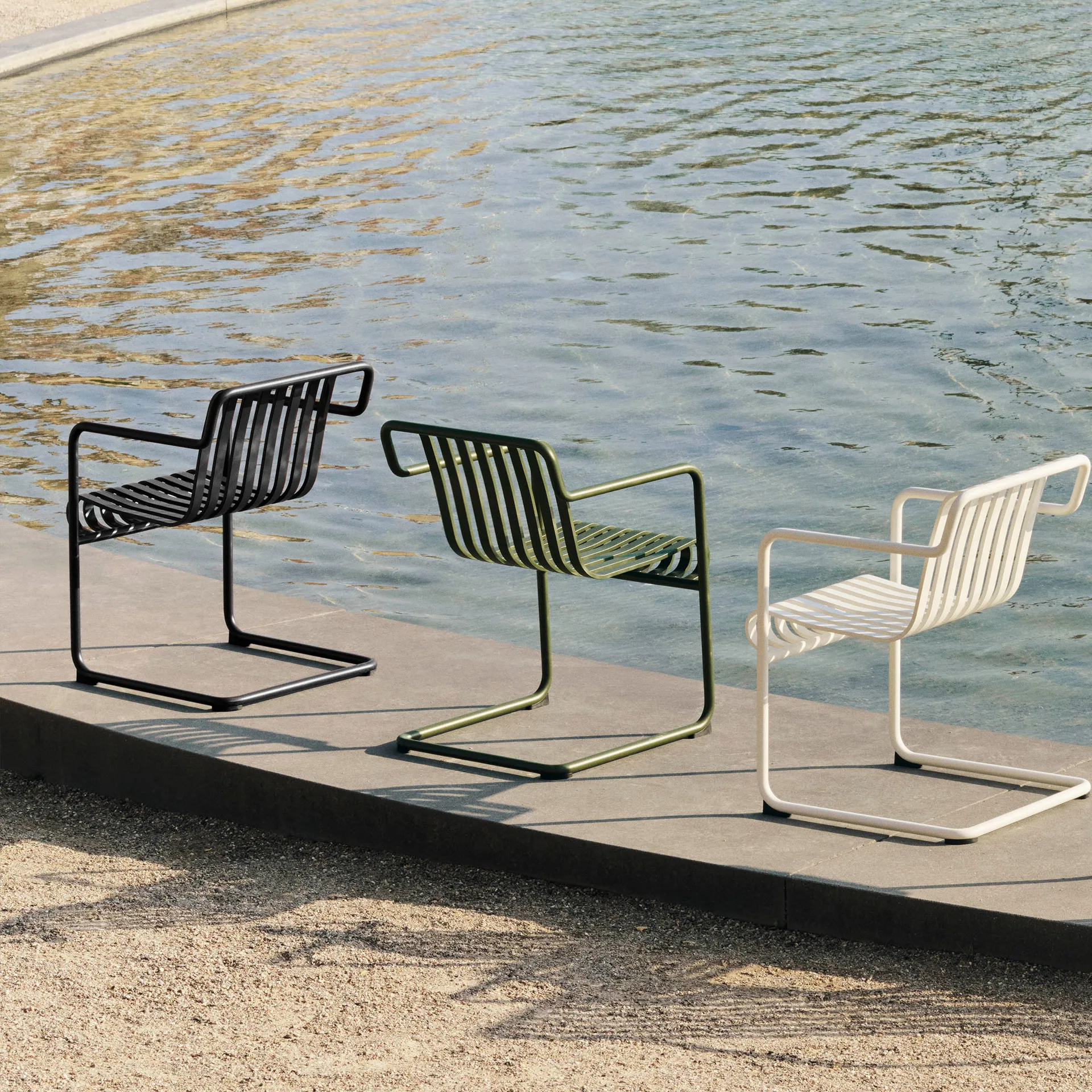 Sedia da pranzo con braccioli Palissade Cantilever, Oliva HAY