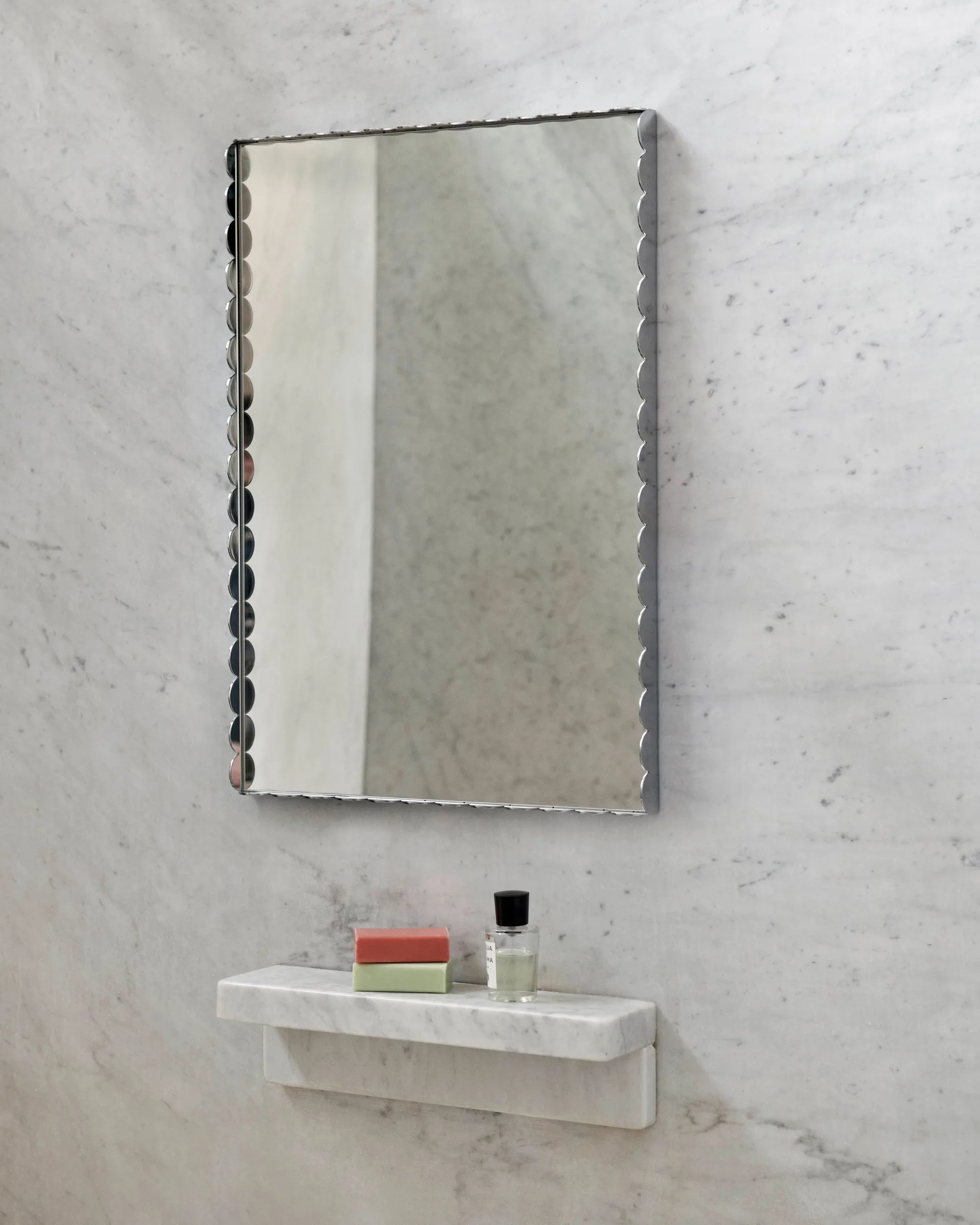 Specchio rettangolare Arcs Mirror piccolo, 43,5x61,5 cm, Acciaio inox HAY