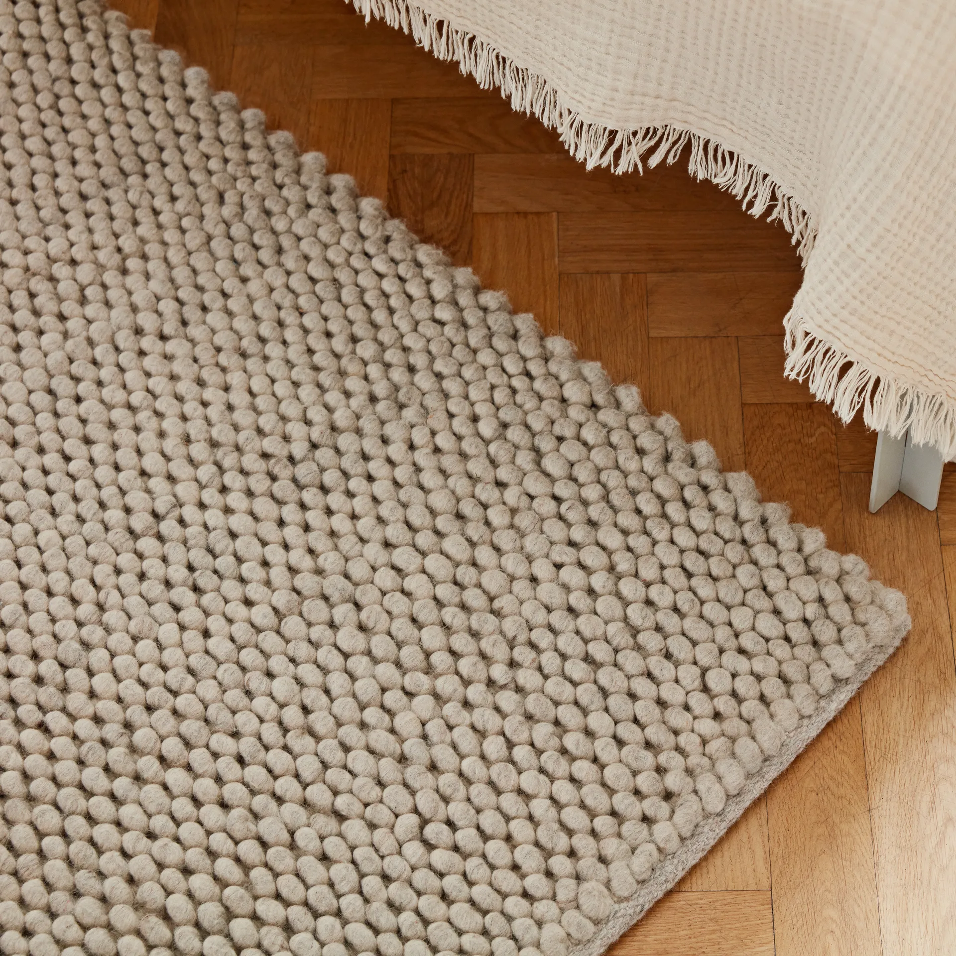 Tappeto in lana Peas 140x200 cm, Soft grey HAY