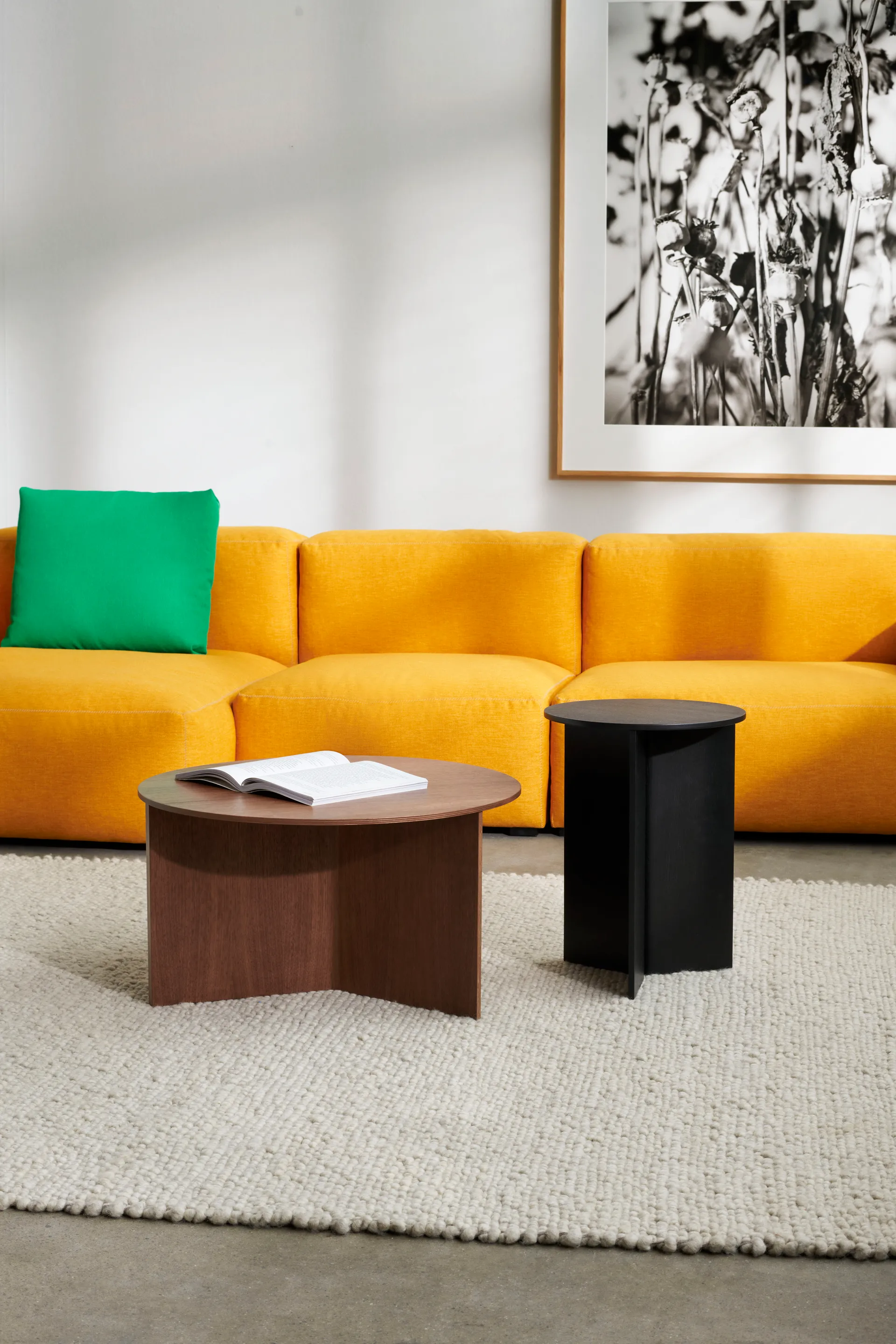 Tavolino da salotto Slit Ø65 cm, Lacquered walnut HAY