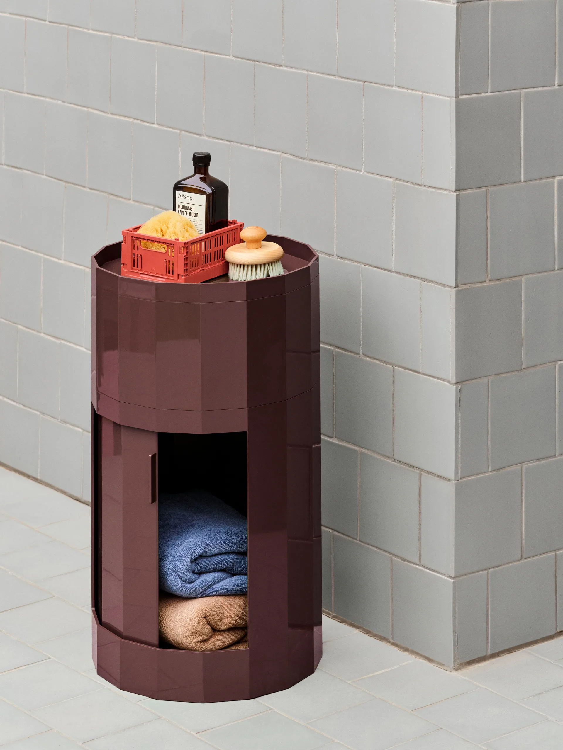 Tavolino Facet Cabinet high piedi/ruote 66 cm, Bordeaux HAY