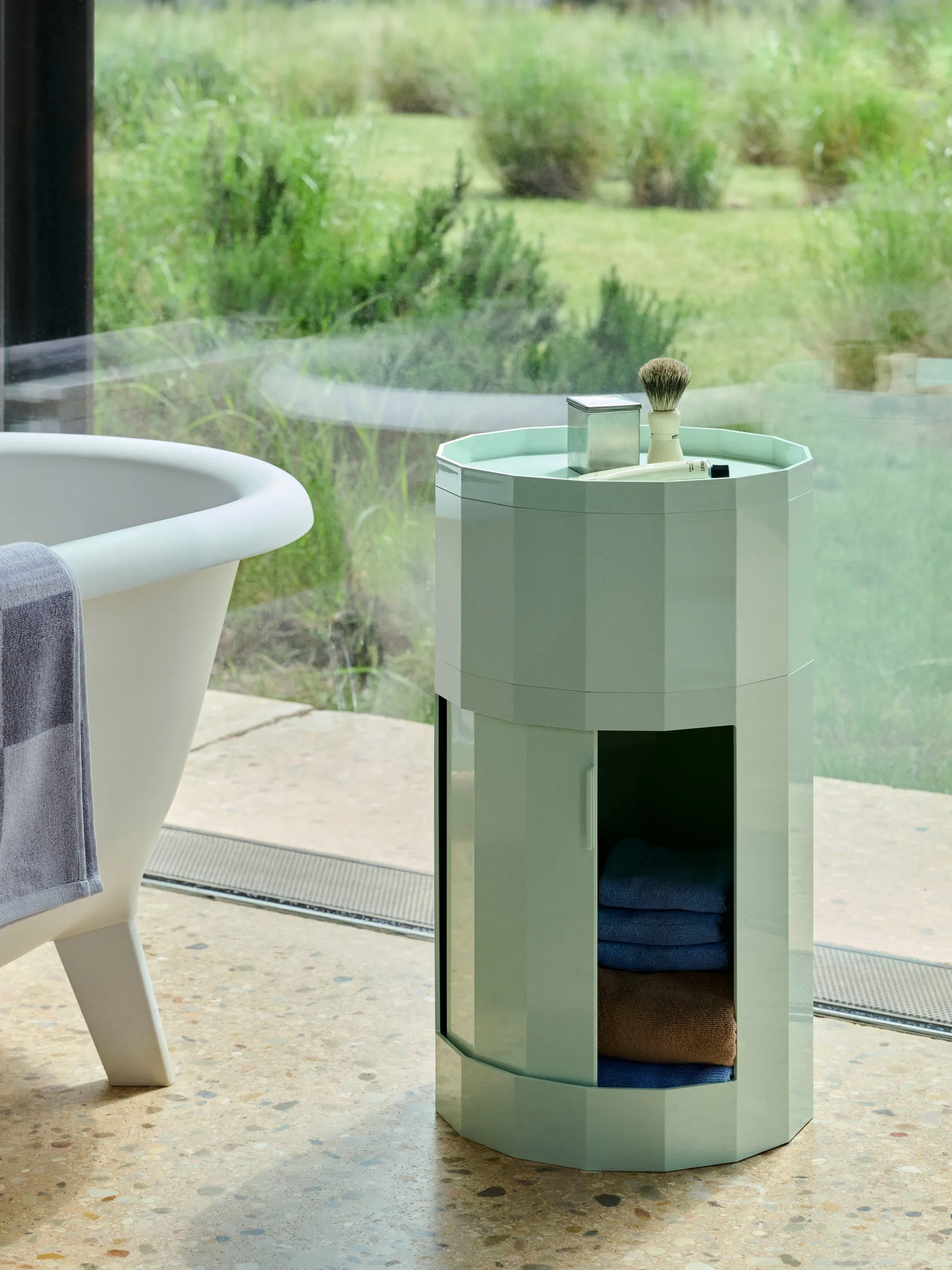 Tavolino Facet Cabinet high piedi/ruote 66 cm, Soft mint HAY