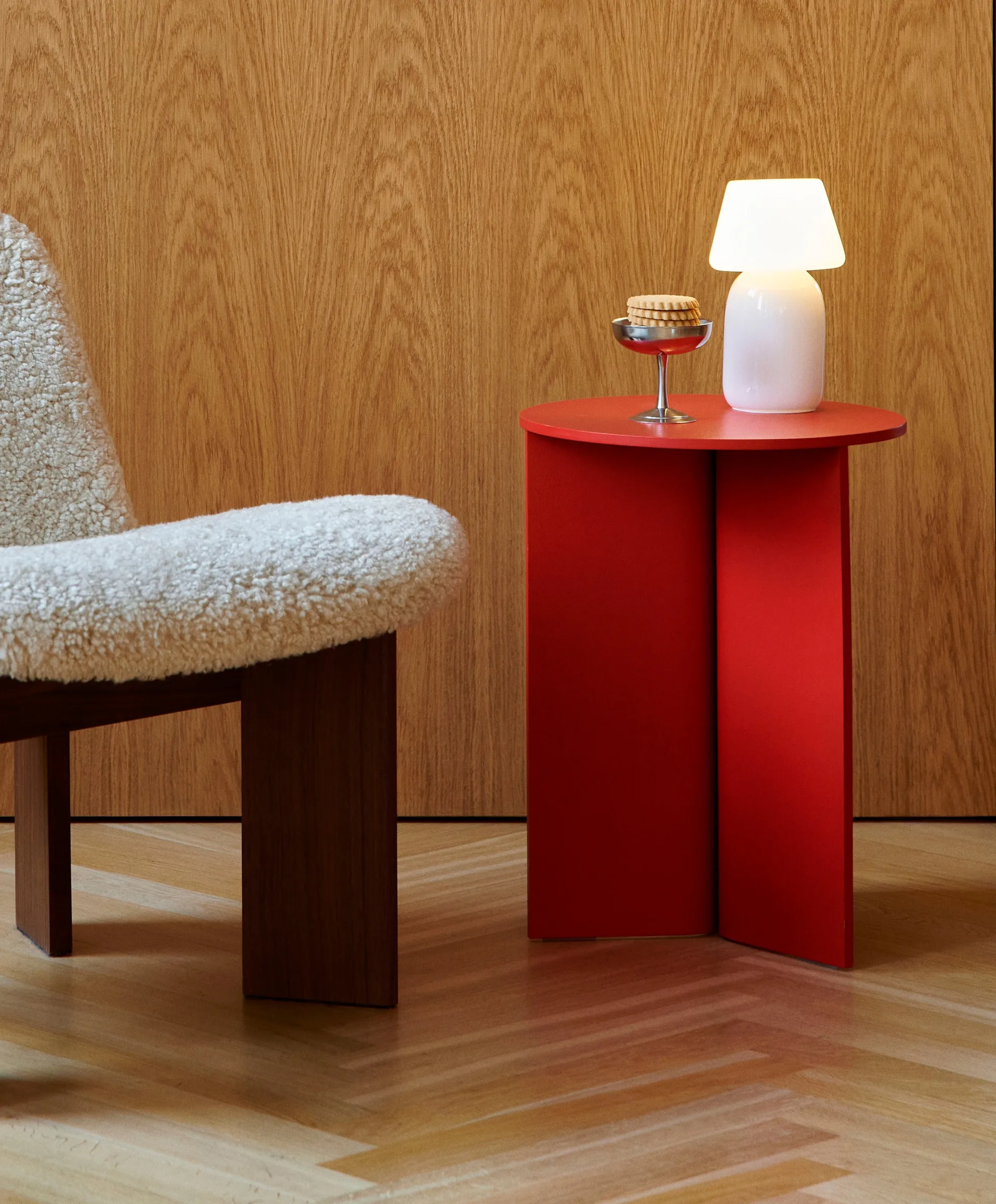 Tavolino Slit high Ø35 cm, Candy red lacquered oak HAY