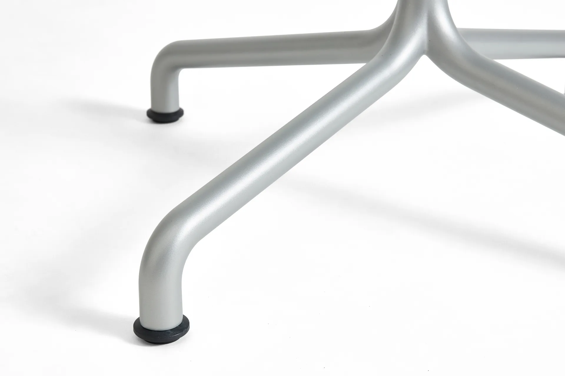 Tavolo Deville Ø80x74 cm, Grigio argento HAY