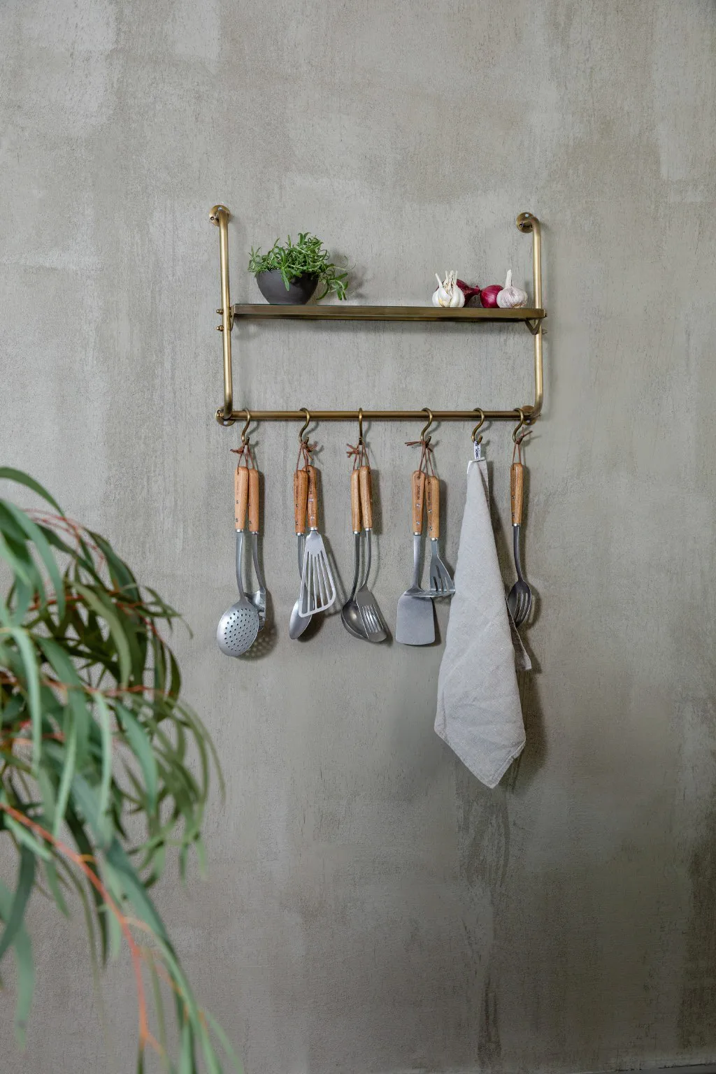 Cucchiaio da portata in acciaio inox con foro 34 cm, Faggio Heirol