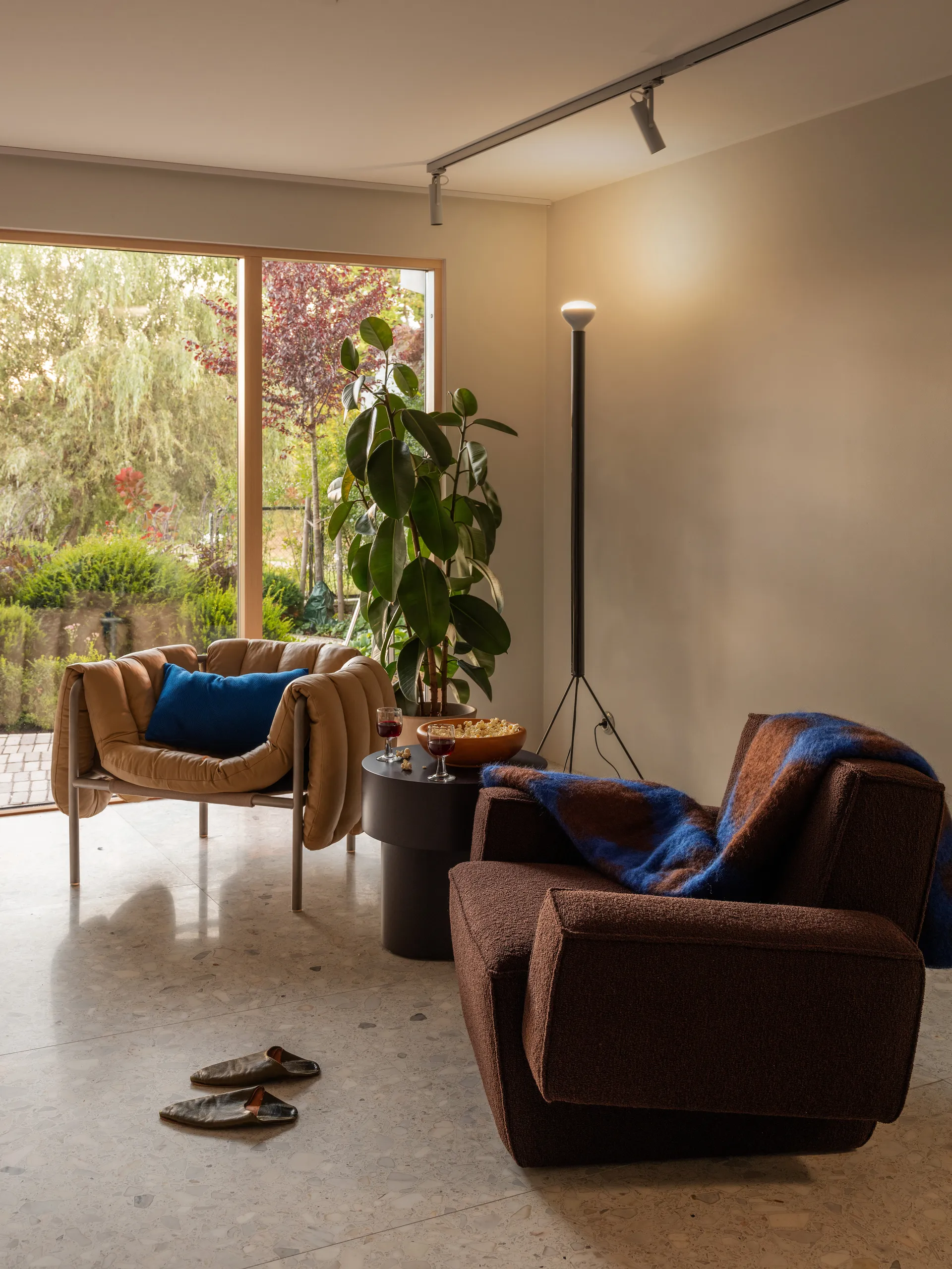 Poltrona lounge Hunk con braccioli, Chocolate Hem