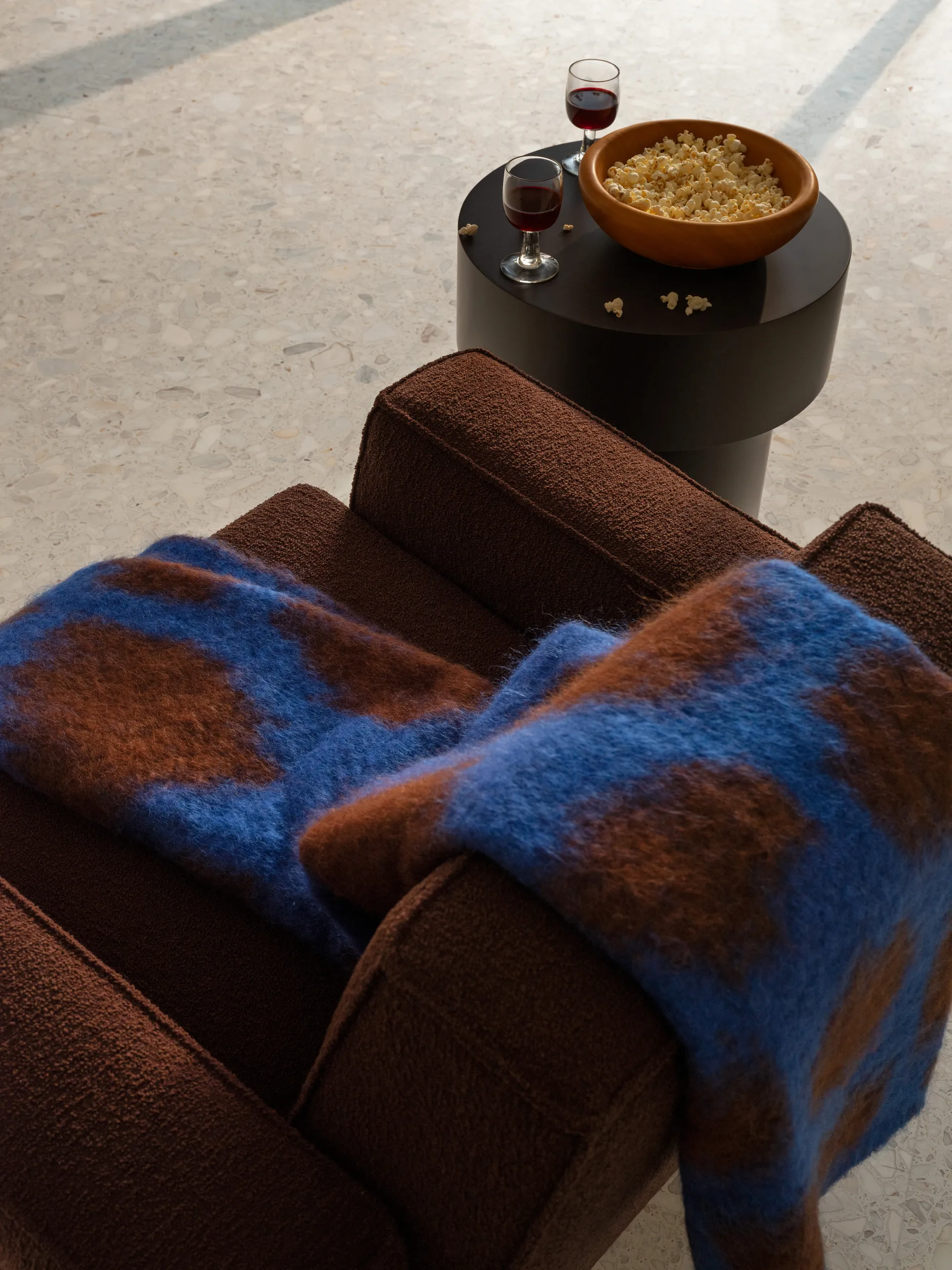 Poltrona lounge Hunk con braccioli, Chocolate Hem