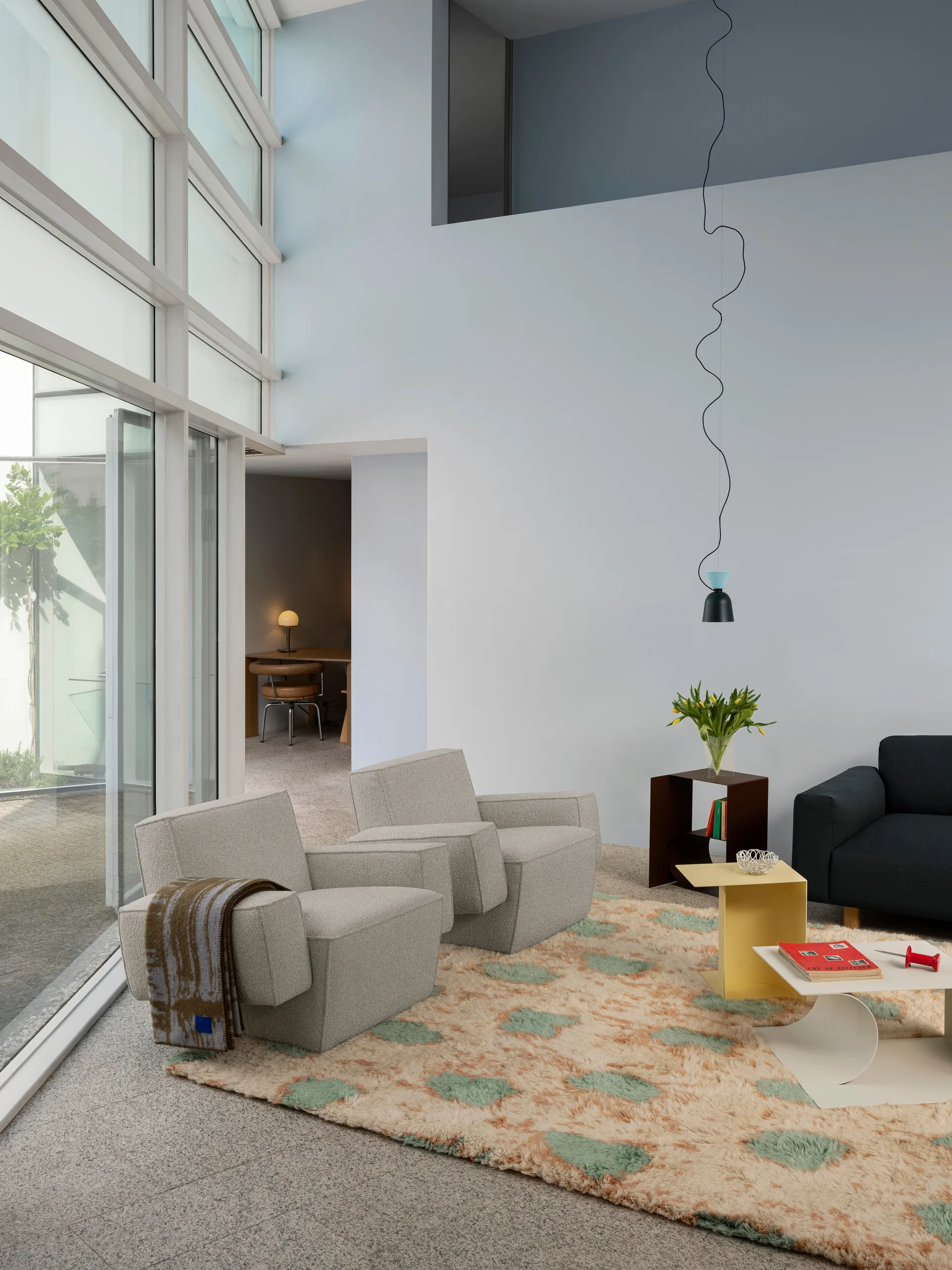 Poltrona lounge Hunk con braccioli, Swan Hem