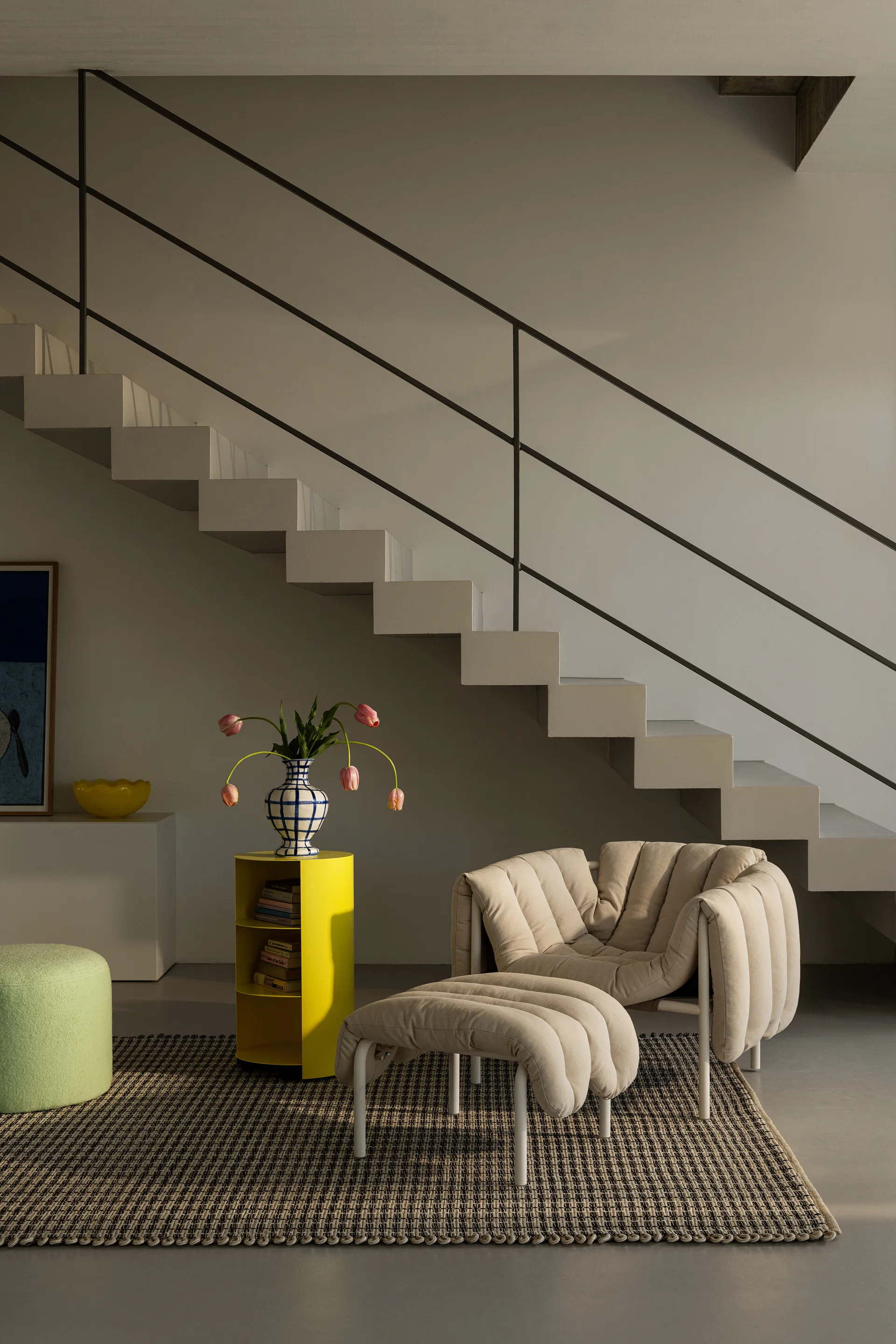 Poltrona lounge + poggiapiedi Puffy, Sawdust-acciaio inossidabile Hem