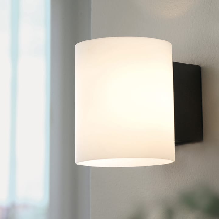 Lampada da parete piccola Evoke - grigio antracite-vetro bianco  - Herstal