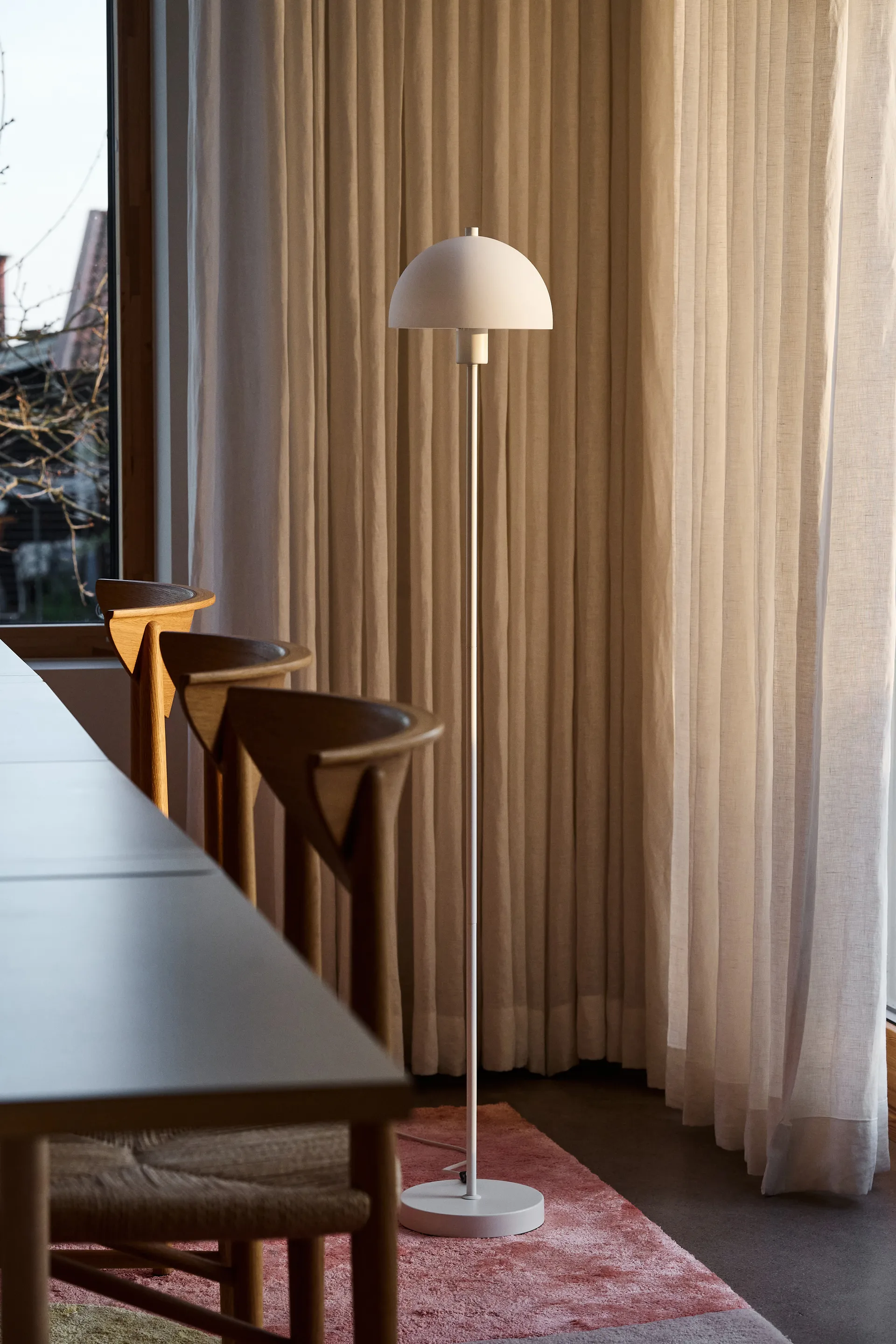 Lampada da terra Vienda, Vetro opalino bianco Herstal