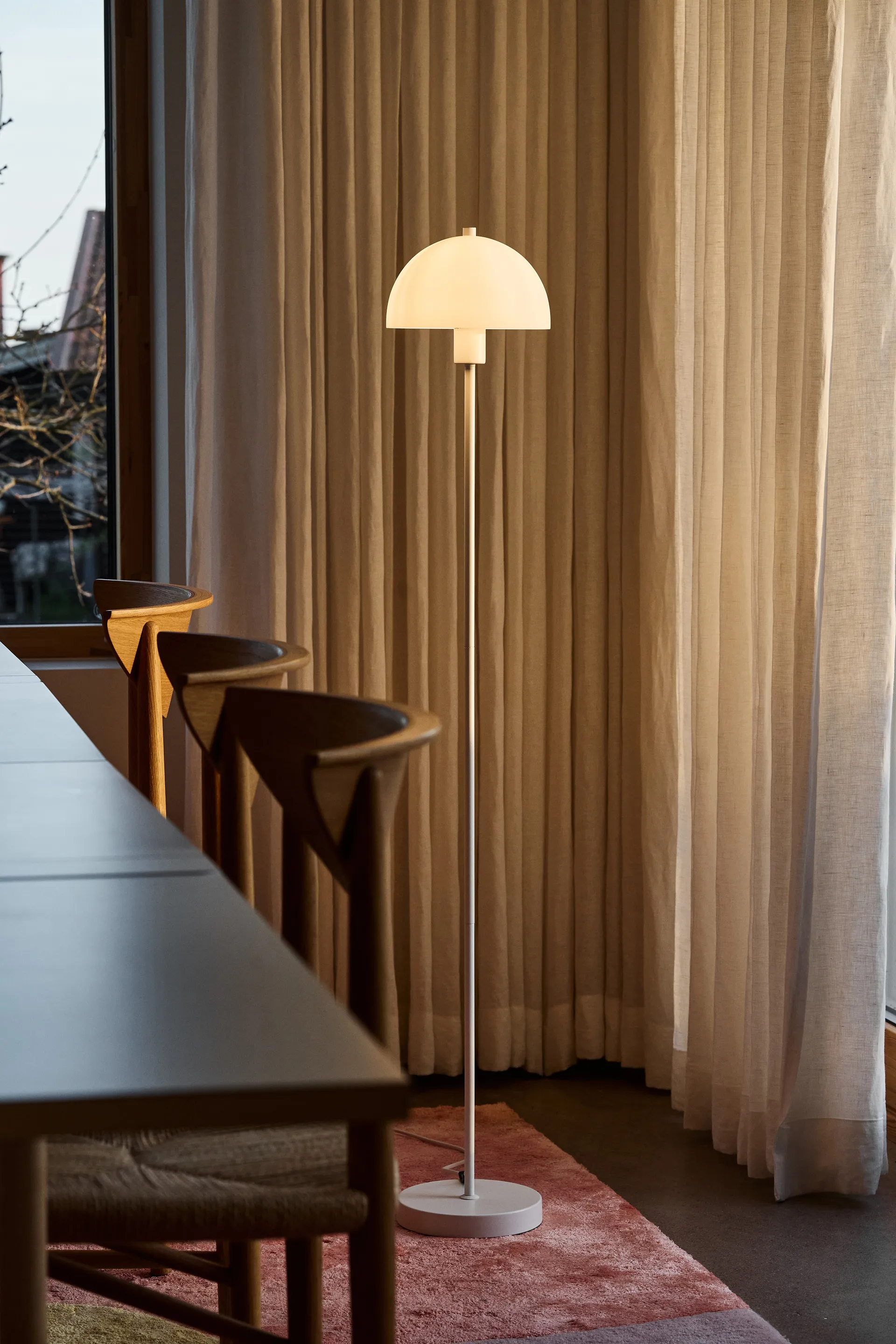 Lampada da terra Vienda, Vetro opalino bianco Herstal