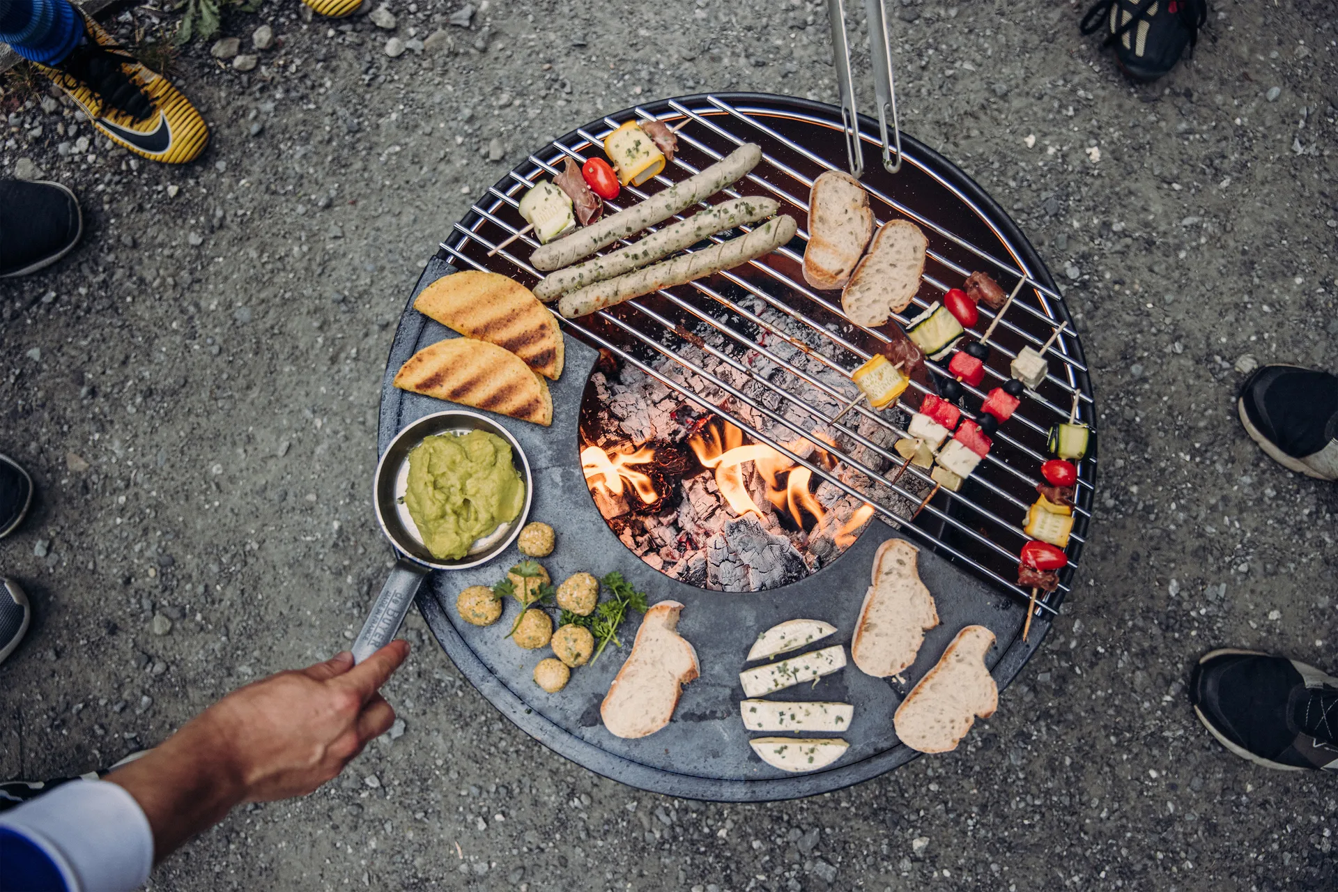 BOWL 57 focolare, Nero-argento, treppiede a stella Höfats