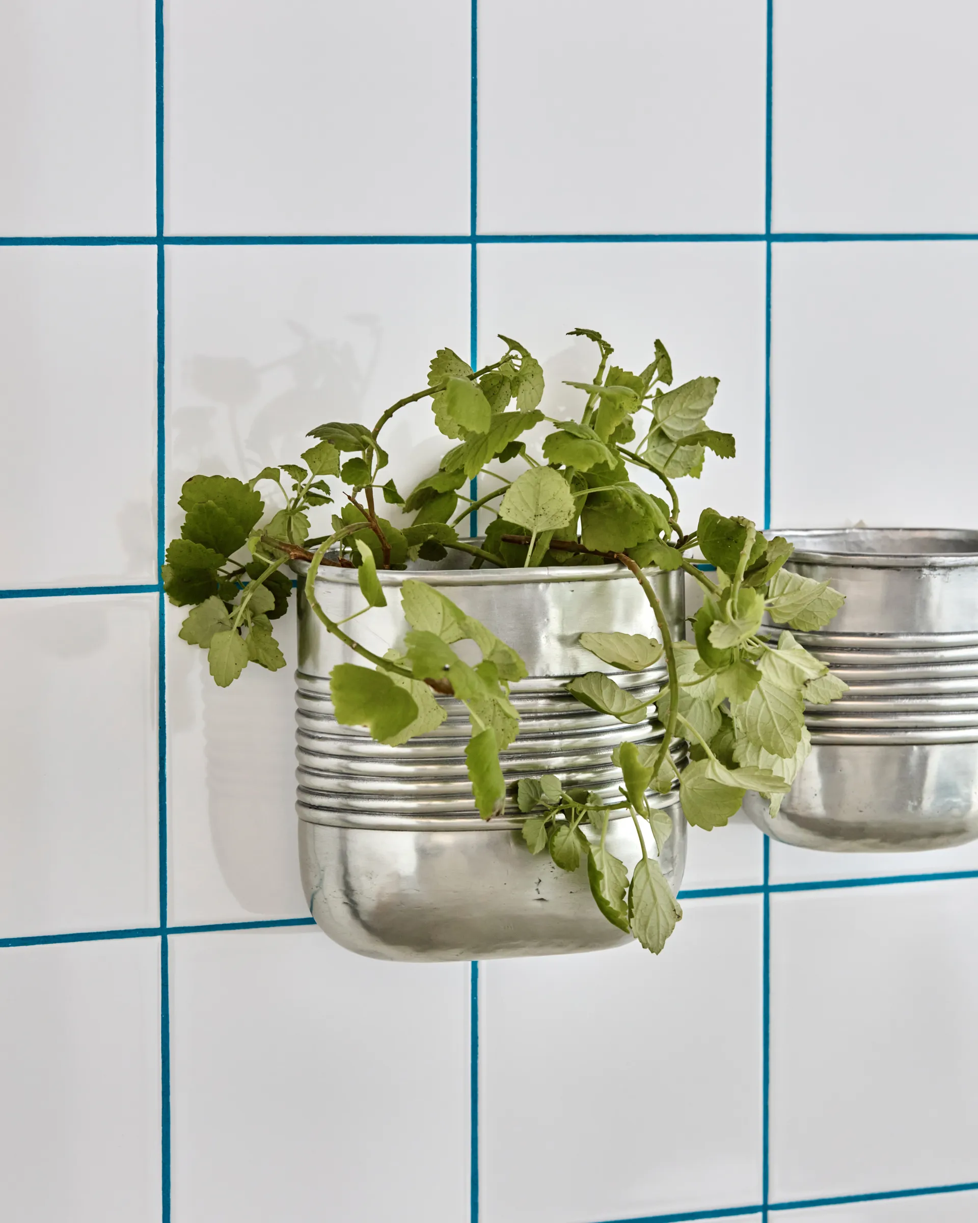 Vaso in alluminio ovale Groove 2 pezzi, Antica finitura argento House Doctor