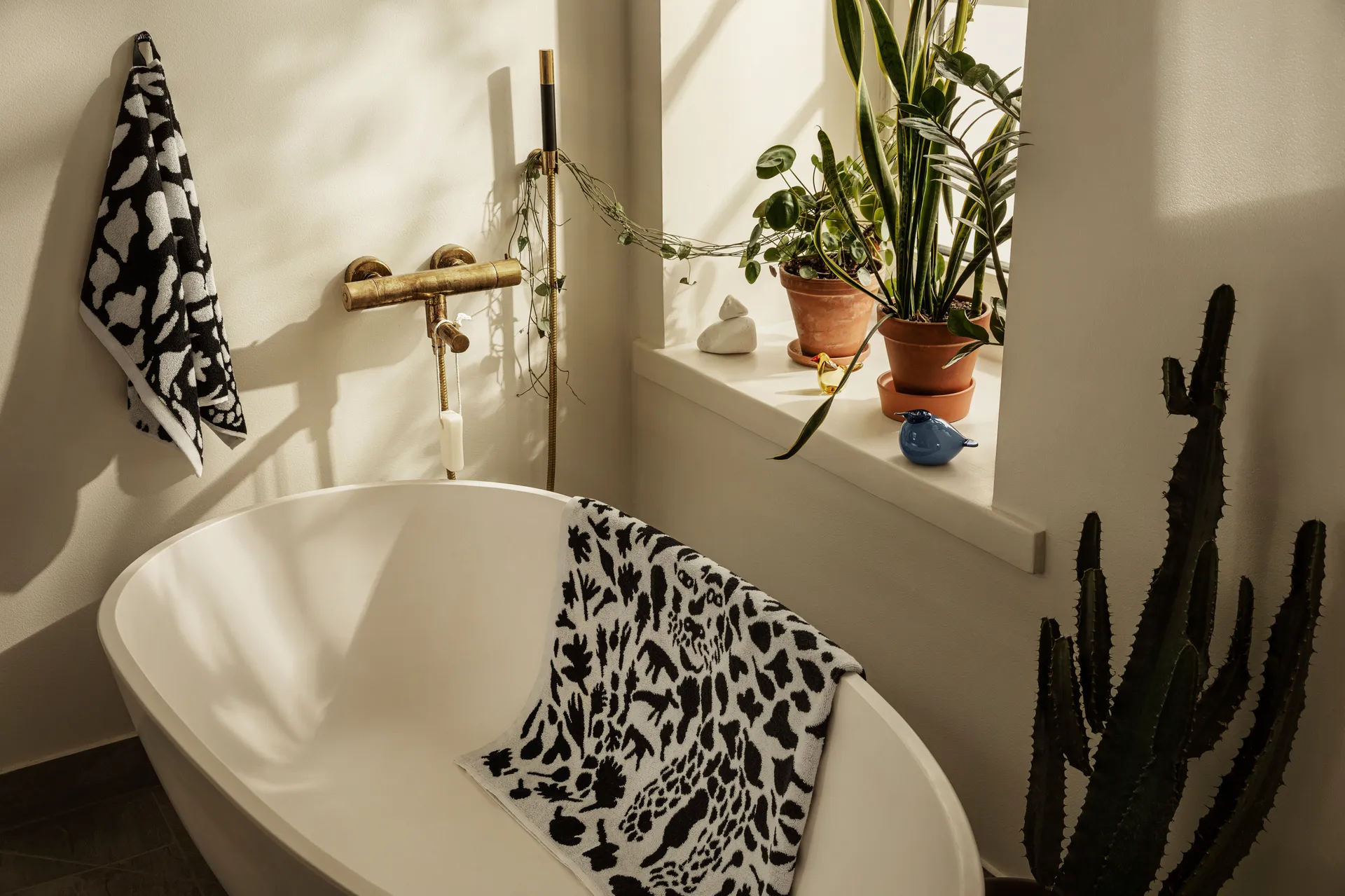 Telo da bagno Oiva Toikka Cheetah 70x140 cm, Nero-bianco Iittala