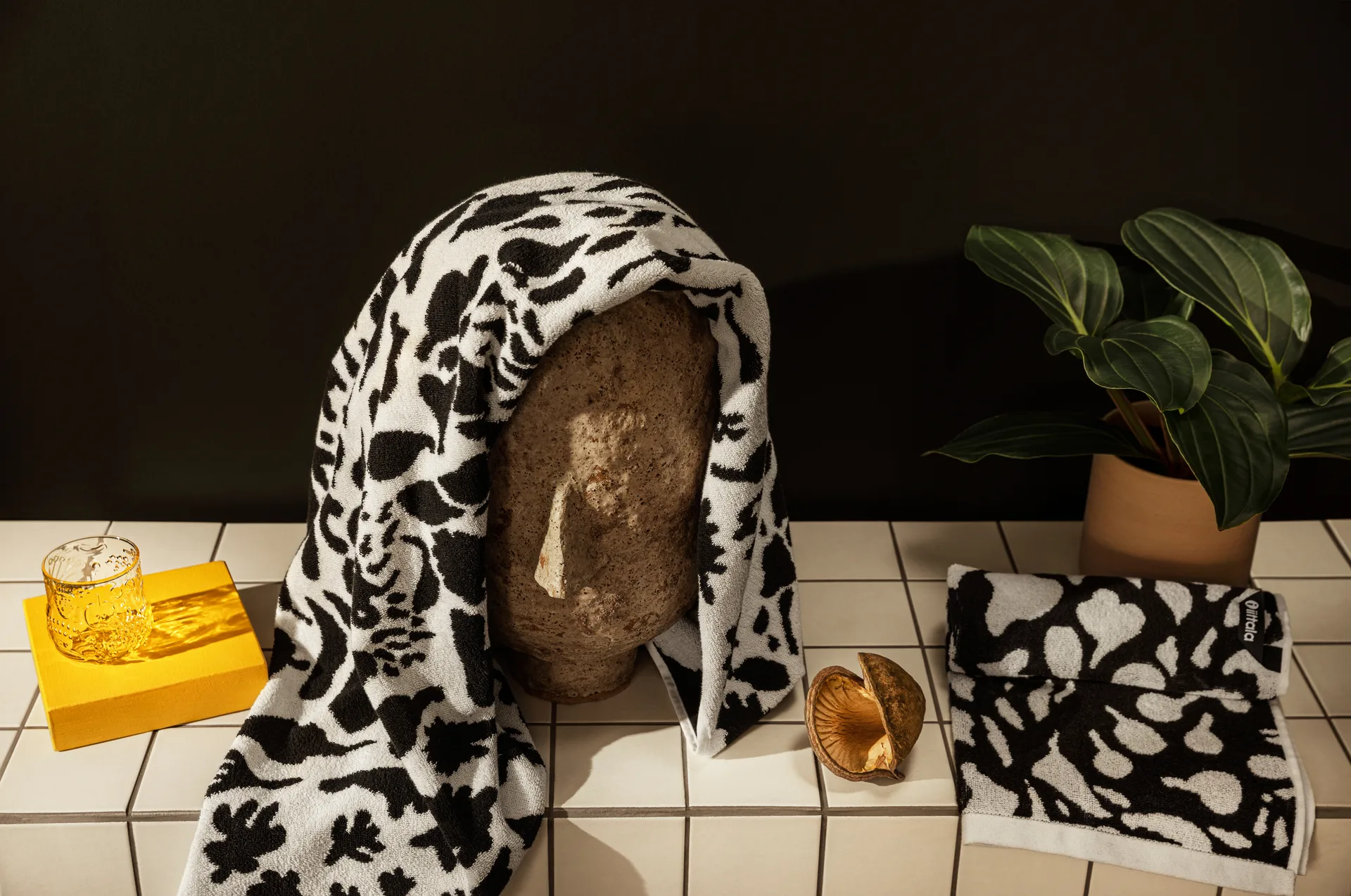 Telo da bagno Oiva Toikka Cheetah 70x140 cm, Nero-bianco Iittala