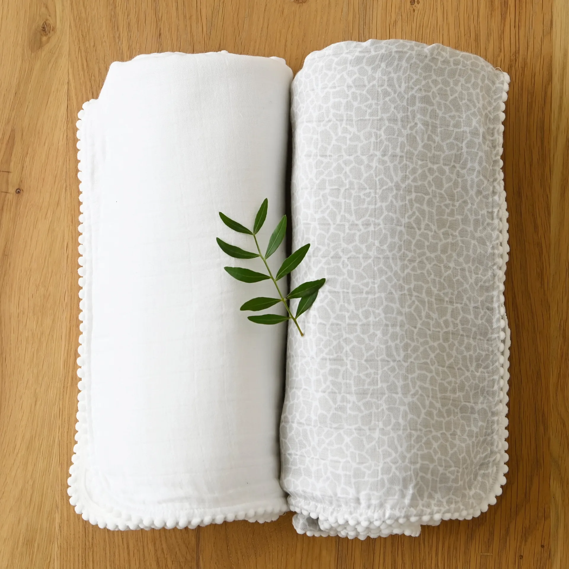 Copertina Pom Pom 120x120 cm confezione da 2, Perla & Giraffa grigio Jack o Juno