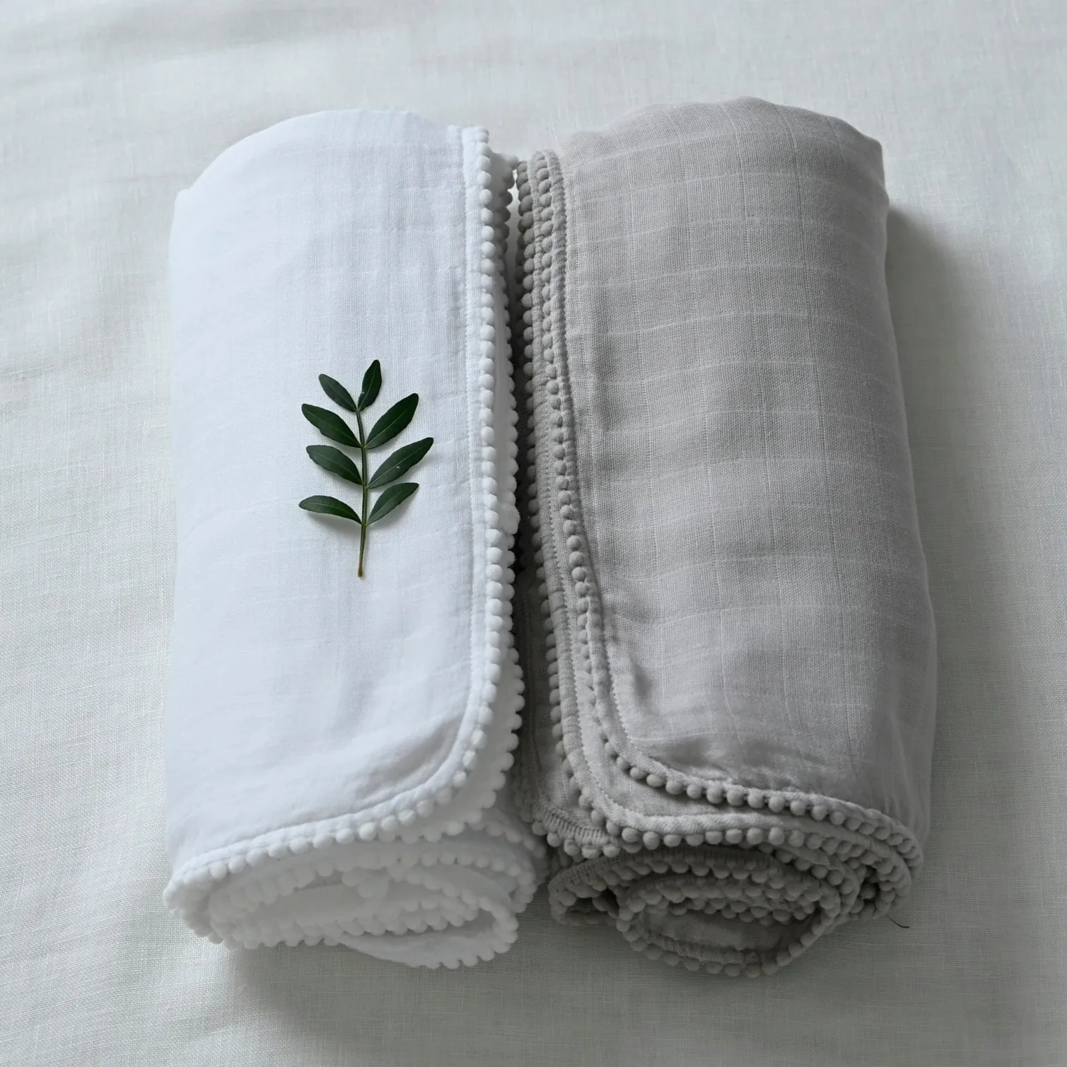 Copertina Pom Pom 120x120 cm confezione da 2, Perla & Grigio polveroso Jack o Juno