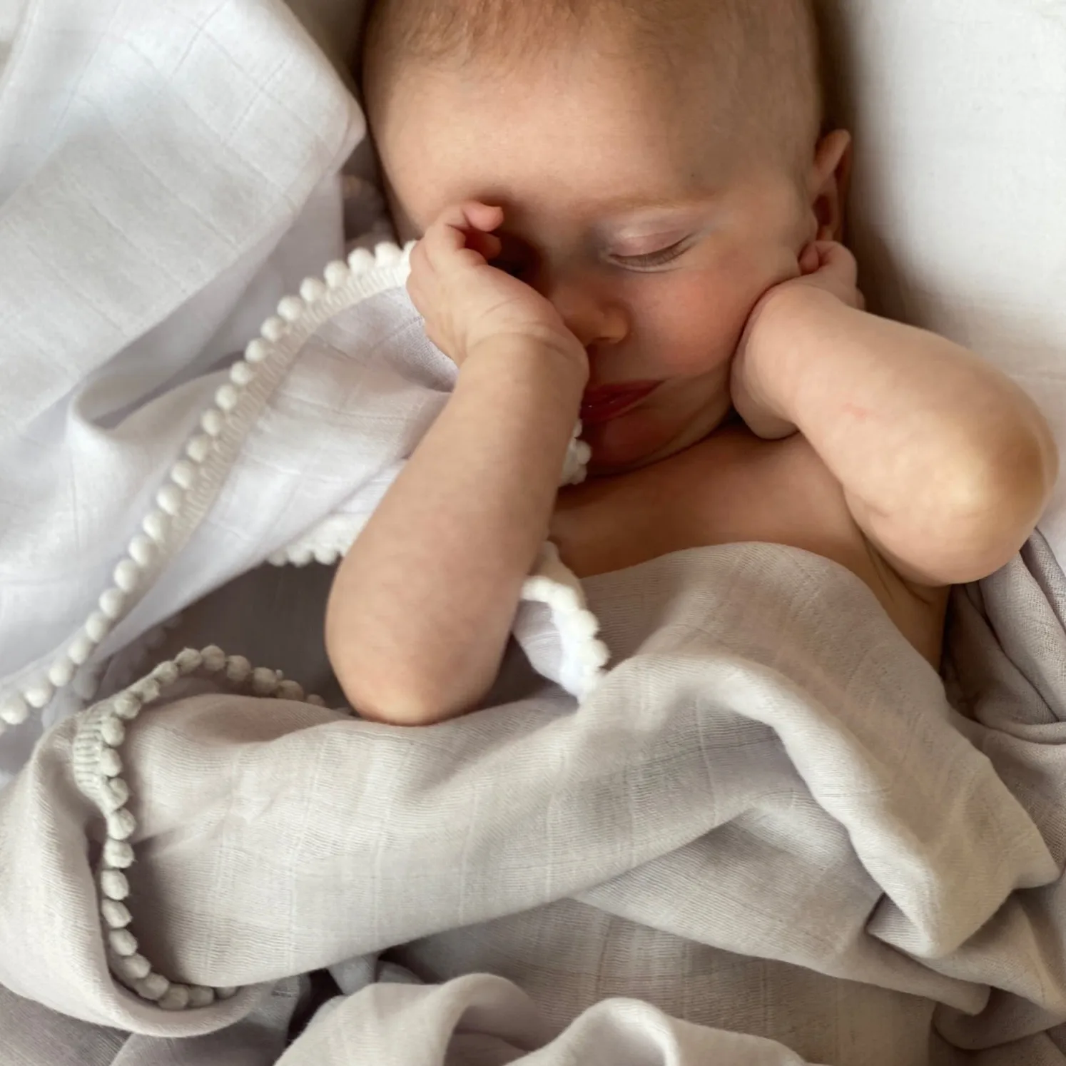 Copertina Pom Pom 120x120 cm confezione da 2, Perla & Grigio polveroso Jack o Juno