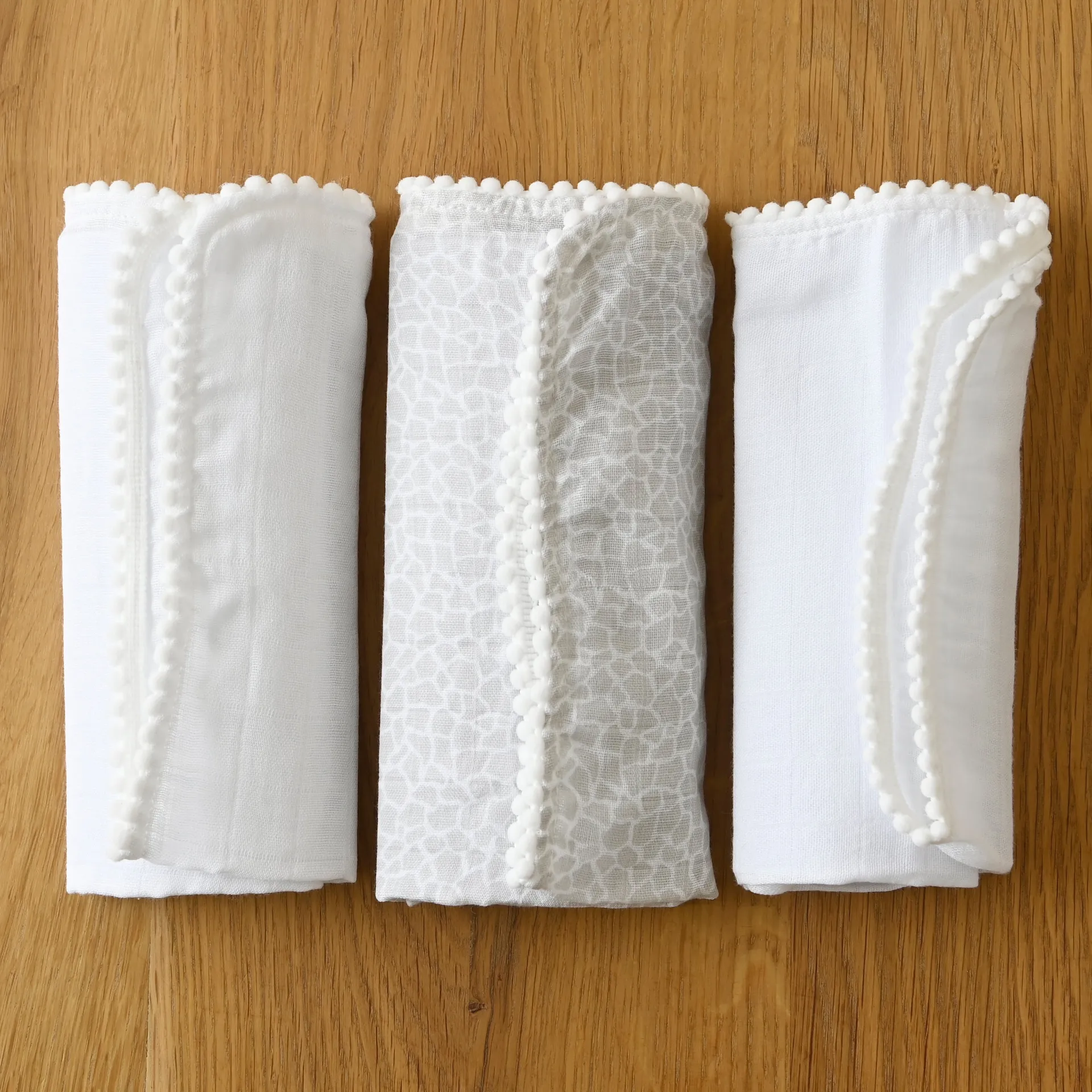 Copertina Pom Pom 40x40 cm confezione da 3, Pearl & Giraffe grigio Jack o Juno