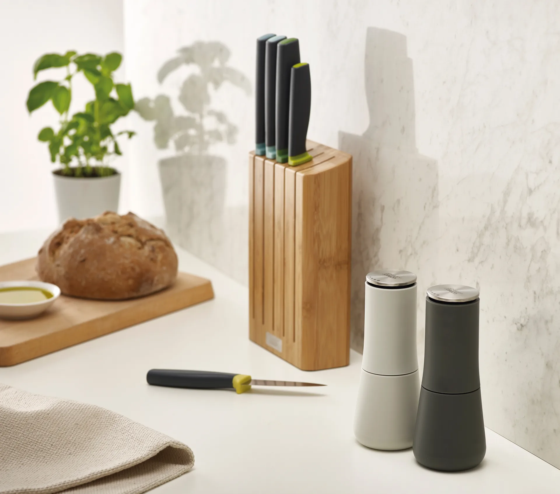 Macina sale e pepe Milltop 2 pezzi, Grigio-bianco Joseph Joseph