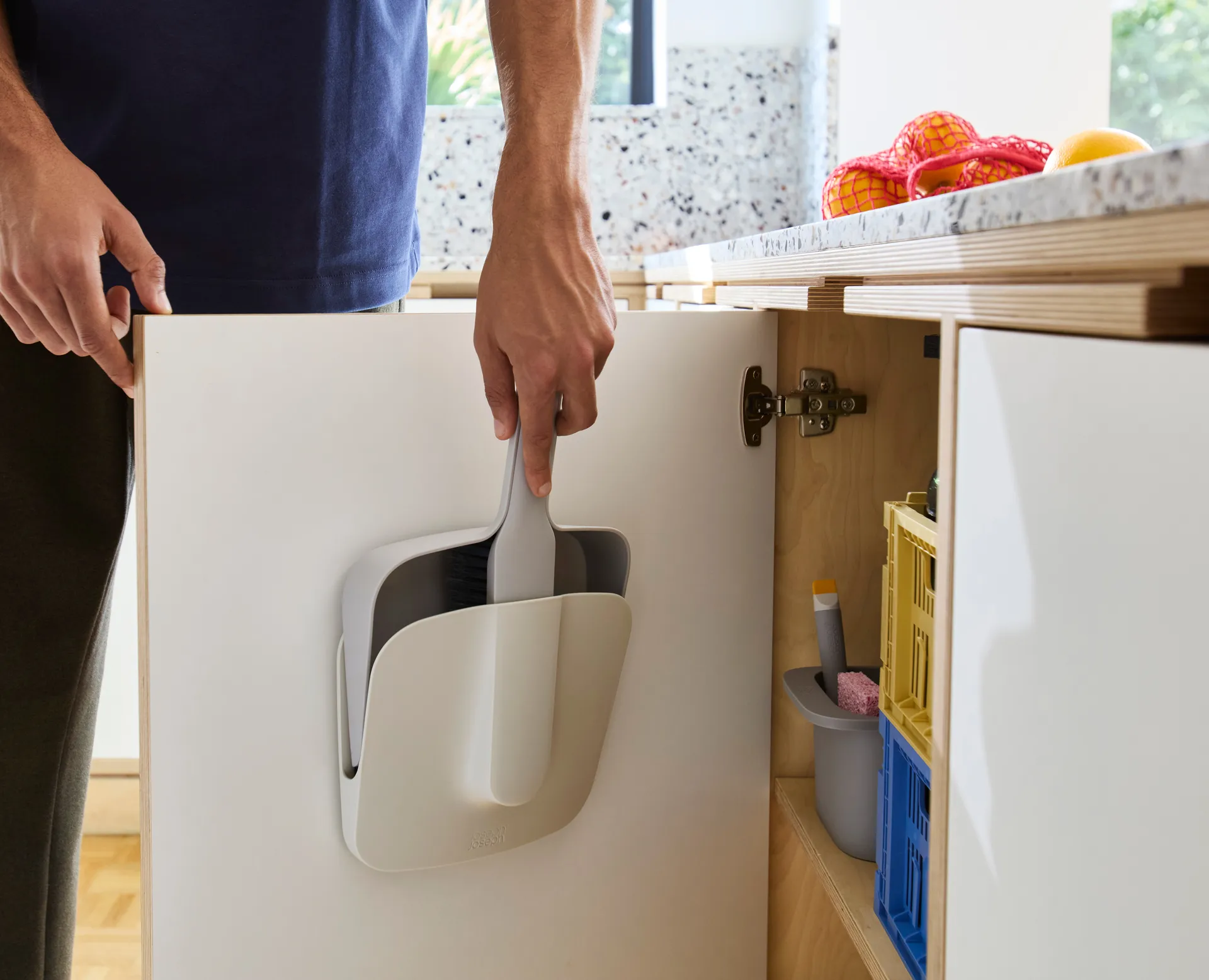 Scopa da parete Cleantech con paletta, Pietra Joseph Joseph