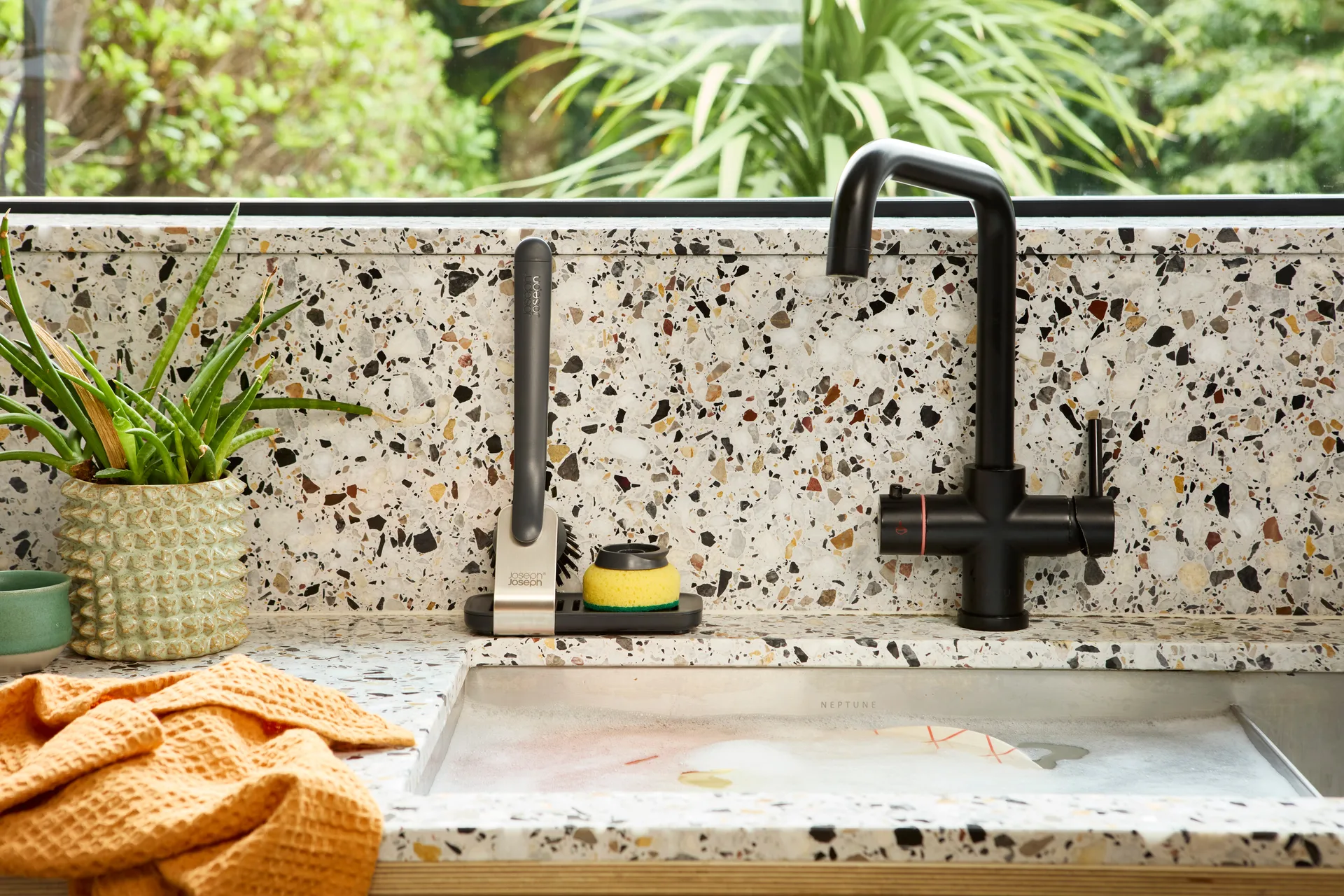 Spazzola per piatti con supporto in acciaio grande Joseph Joseph Sinktech, Grigio Joseph Joseph