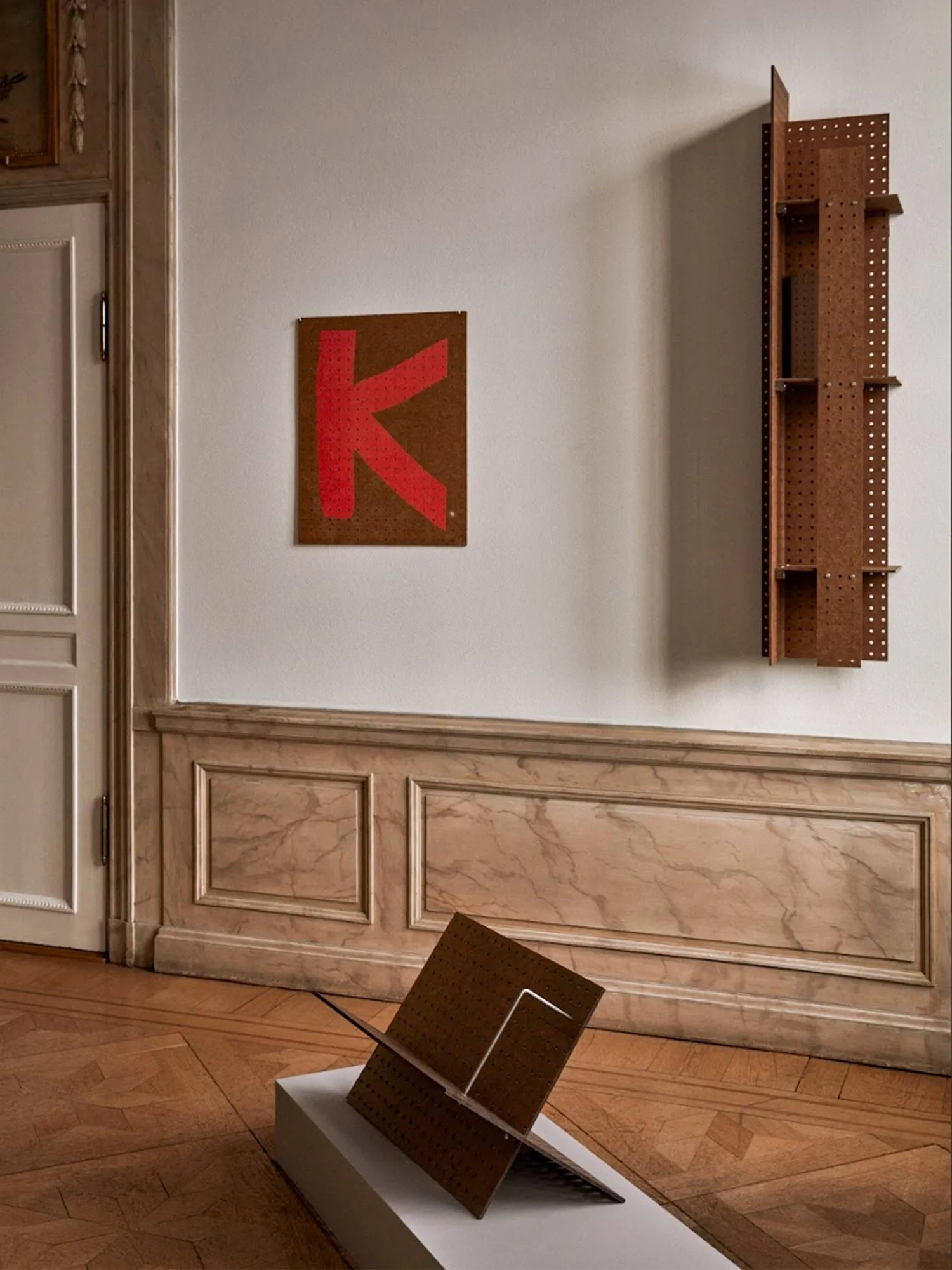 FF01 The Perforated Furniture portalibri, Masonite-noce, 53x33x54 Källemo FF01 The Perforated Furniture portalibri, Masonite-noce, 53x33x54 Källemo