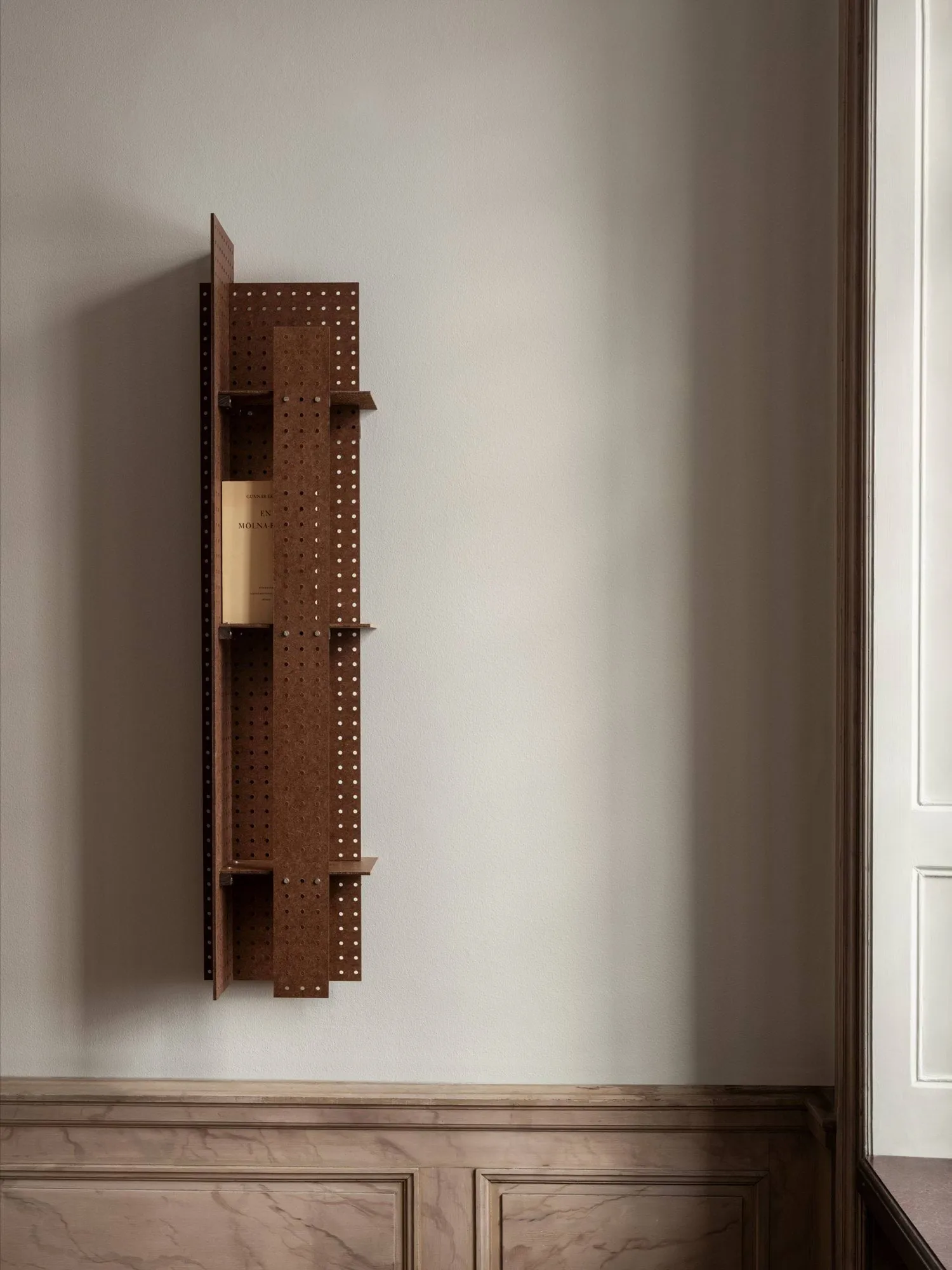 Mensola da parete FF02 The Perforated Furniture, Masonite-noce, 28x24x128 cm Källemo Mensola da parete FF02 The Perforated Furniture, Masonite-noce, 28x24x128 cm Källemo