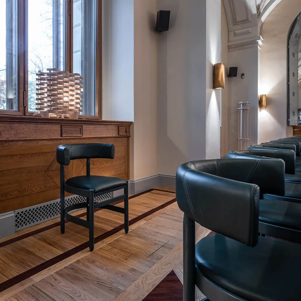 Poltrona Botero, Pelle Tärnsjö 8800 naturale-Base in frassino laccato Källemo