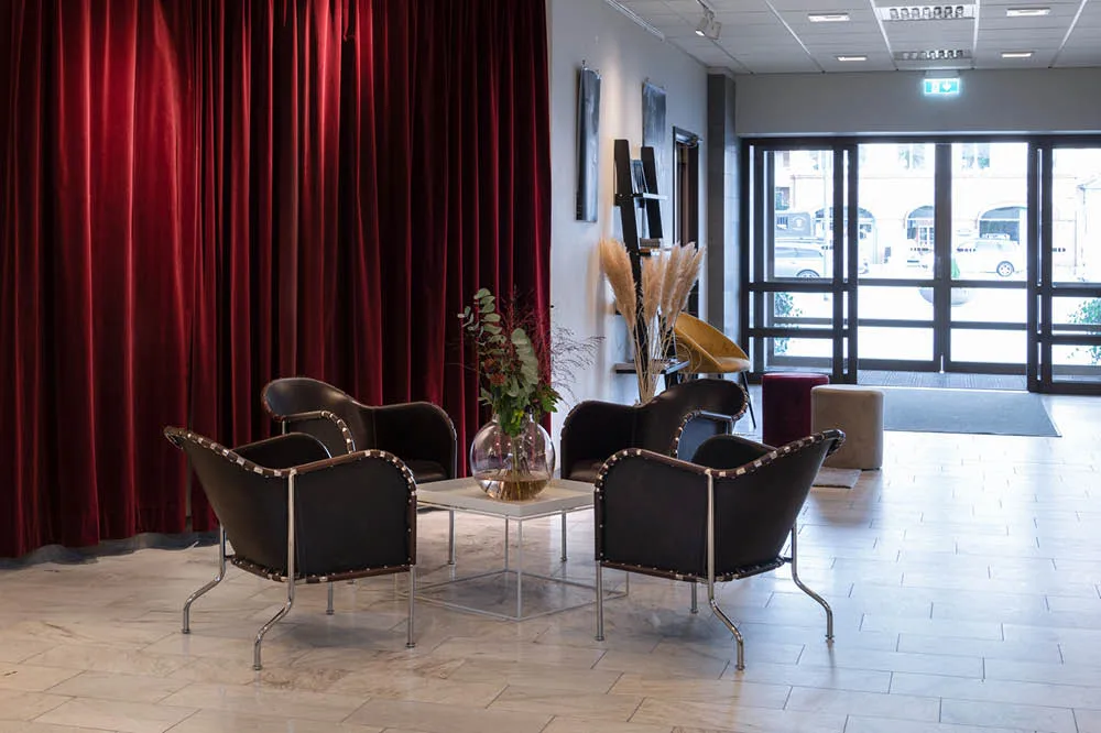 Poltrona Bruno, Pelle pieno fiore 9208 cigarro-marrone-cromo Källemo