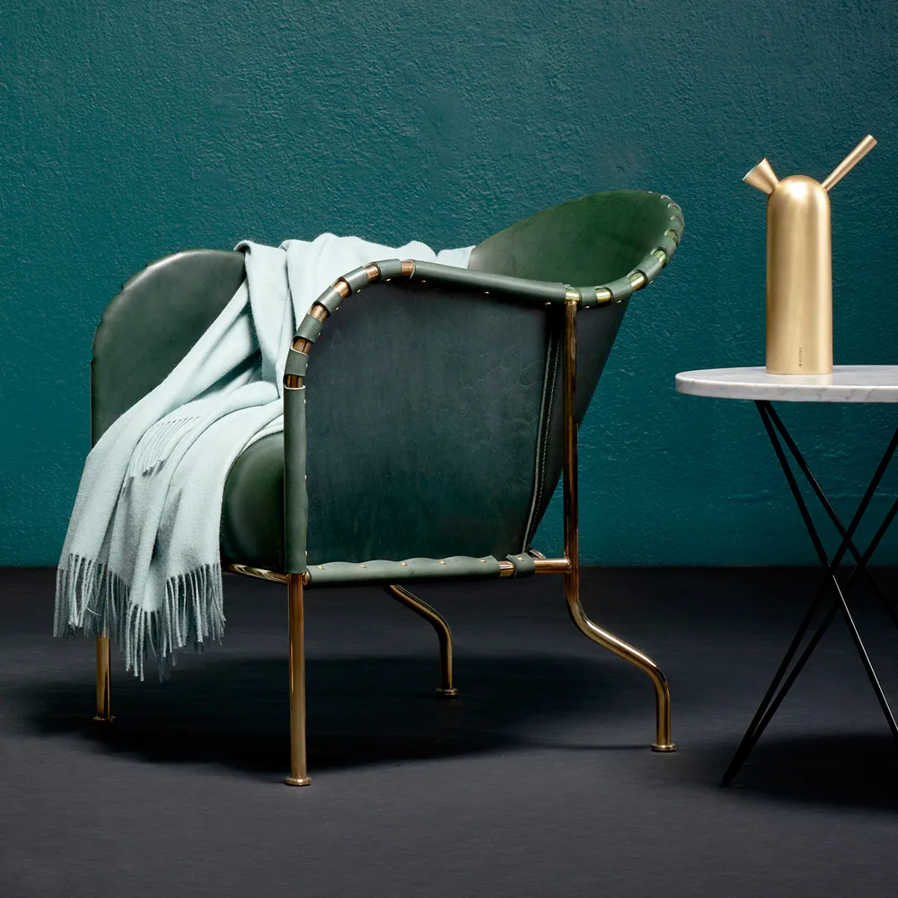 Poltrona Bruno, Pelle pieno fiore verde bottiglia-stativo in ottone Källemo