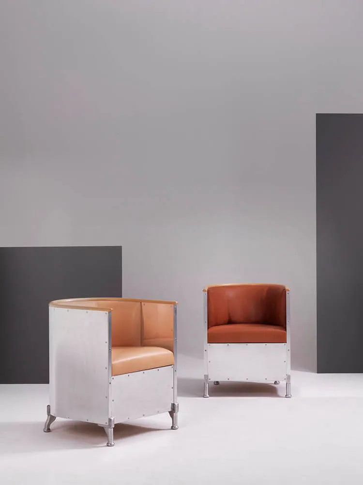 Poltrona in alluminio spazzolato opaco, Pelle Tärnsjö nero-noce Källemo