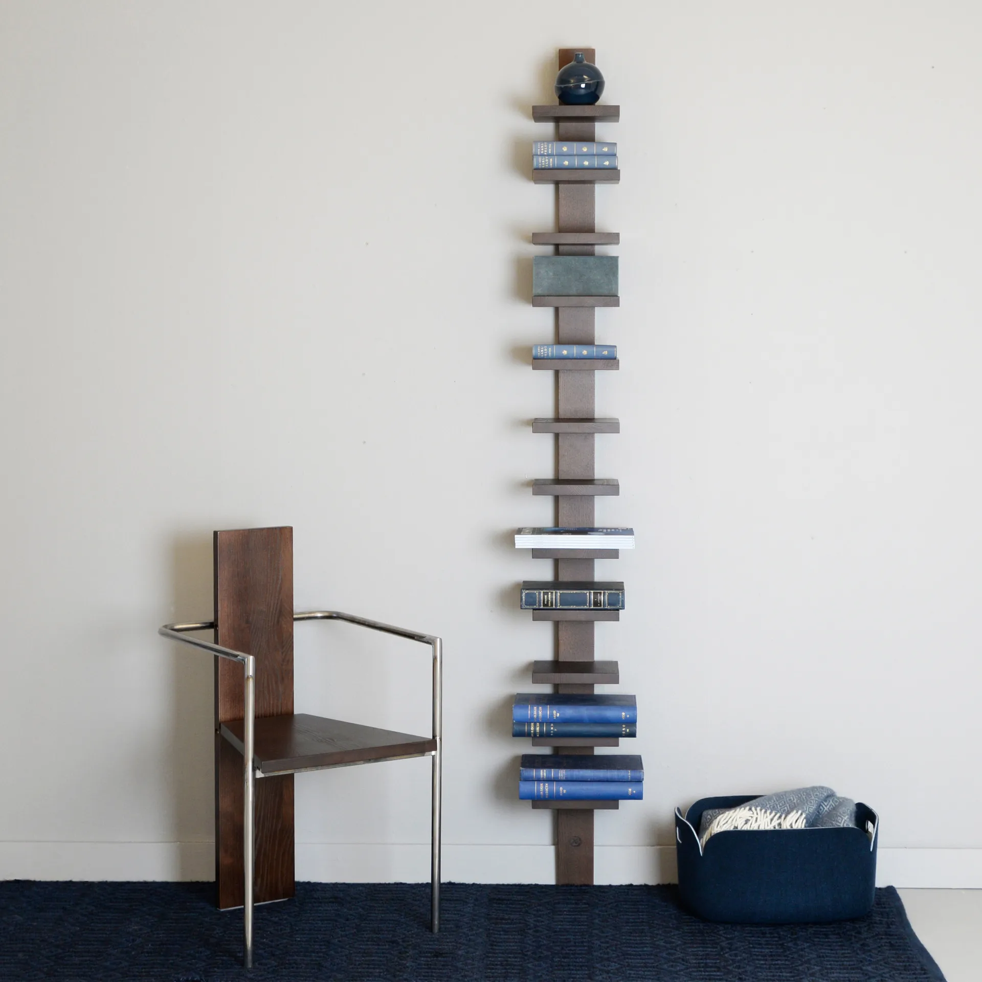 Sedia con braccioli Concrete, Nero-Struttura in rame brunito Källemo