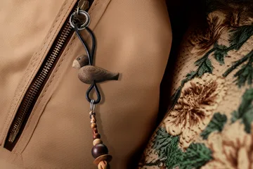 Portachiavi uccello Kaj Bojesen - Rovere affumicato, pelle nera - Kay Bojesen Denmark