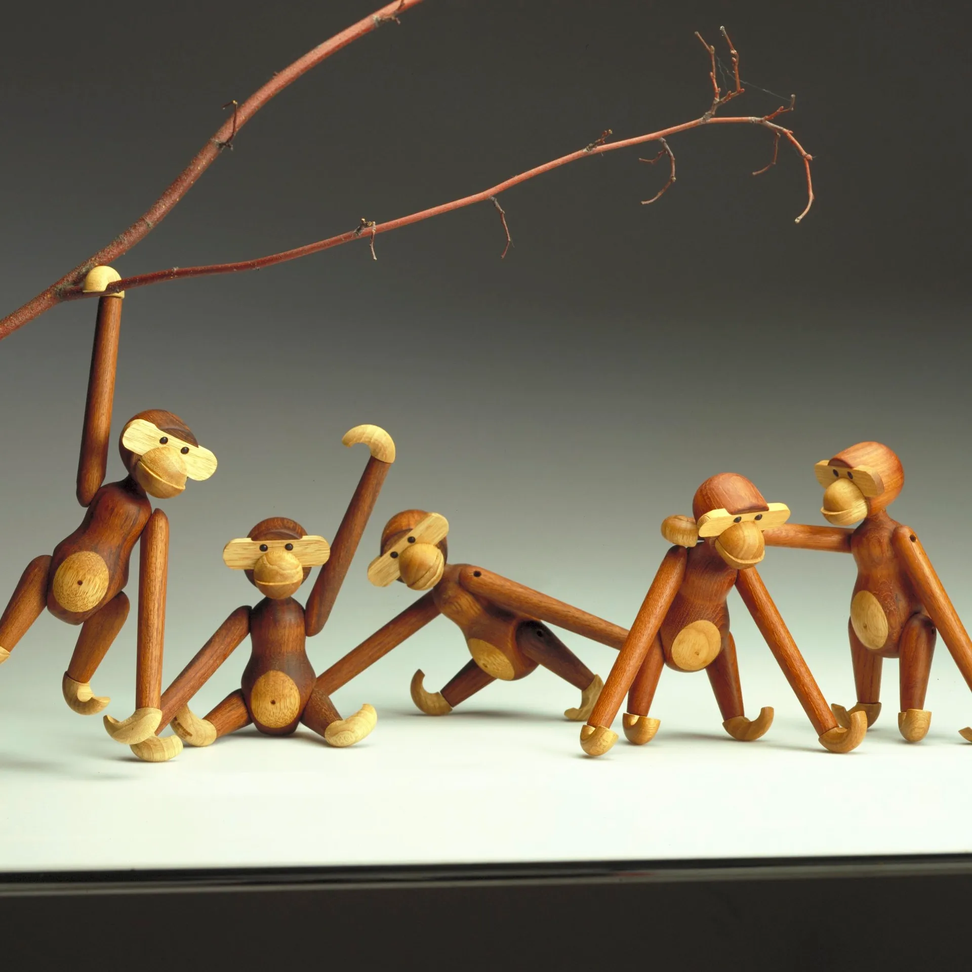 Scimmia in legno Kay Bojesen piccola , legno di teak-limba 20 cm Kay Bojesen Denmark