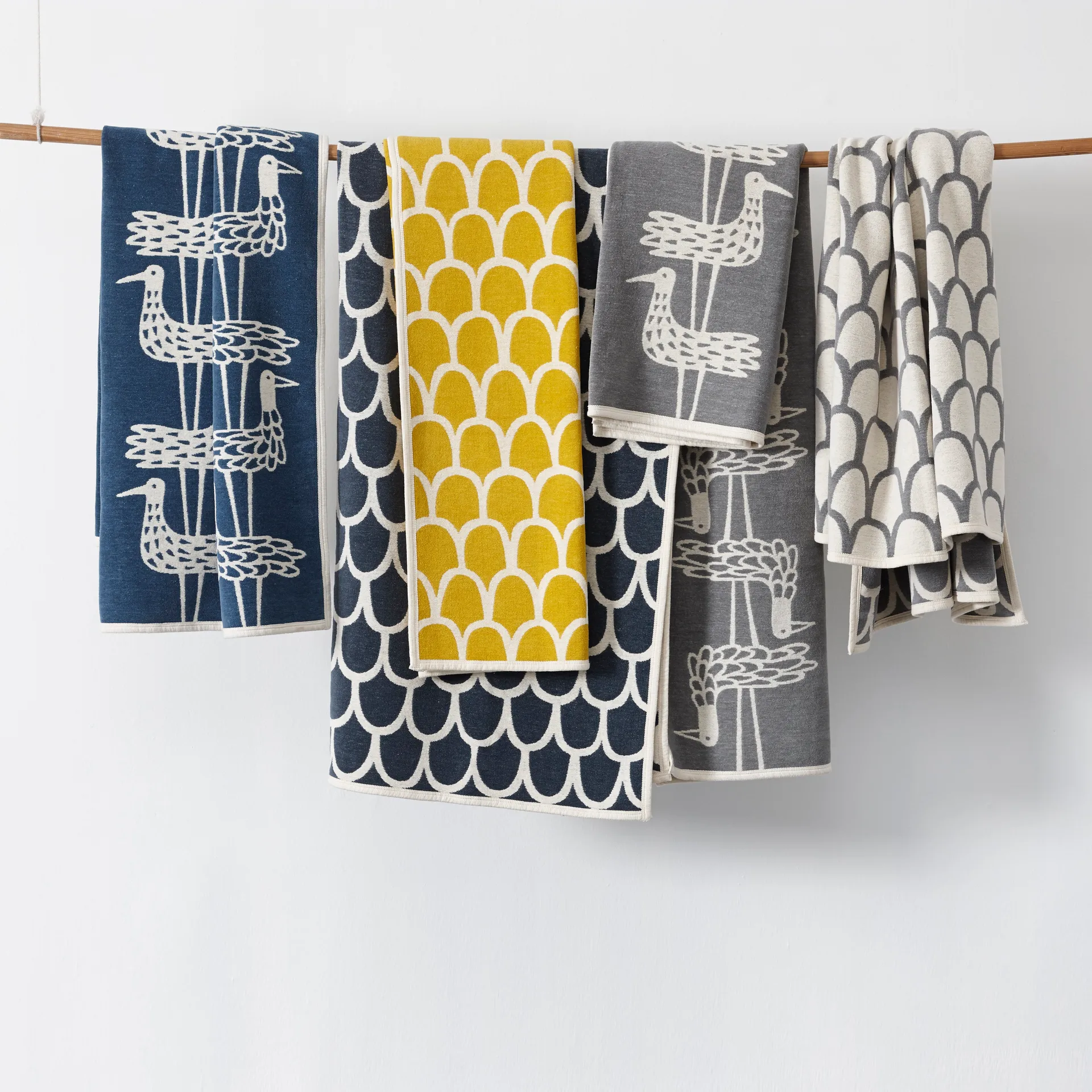 Coperta in ciniglia Feathers , giallo Klippan Yllefabrik