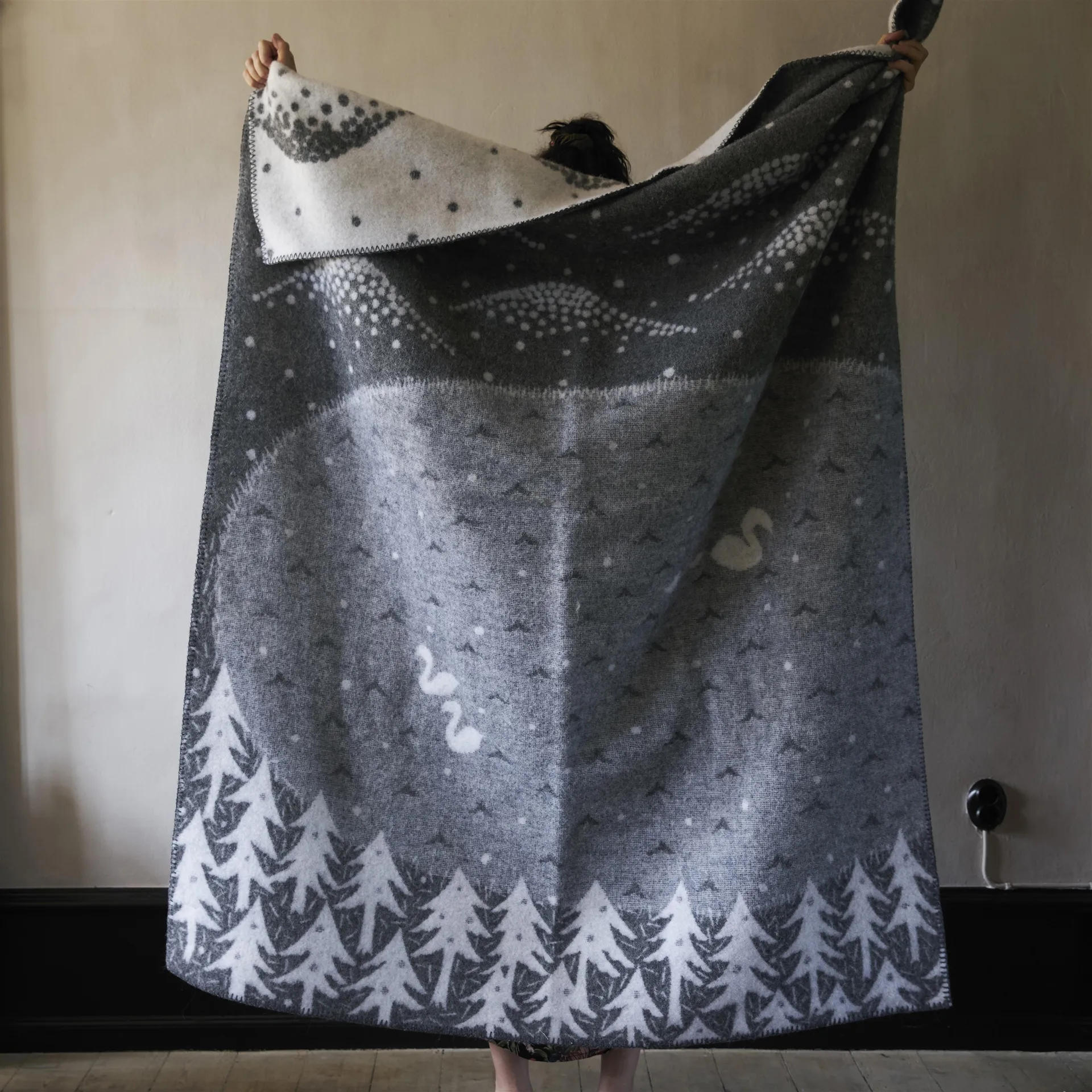 Plaid Lake in the valley, grigio Klippan Yllefabrik