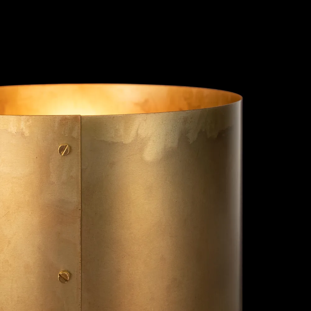 Lampada da terra Svep, nero/ottone grezzo Konsthantverk