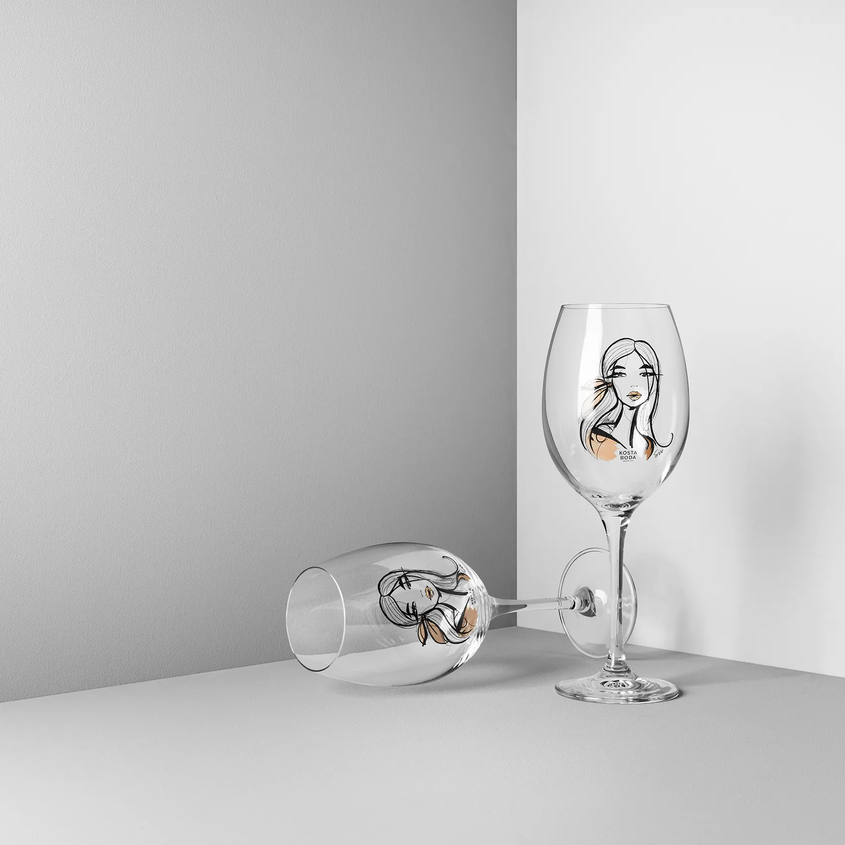 Confezione da 2 bicchieri da vino All about you, Wait for her (rosa antico) Kosta Boda