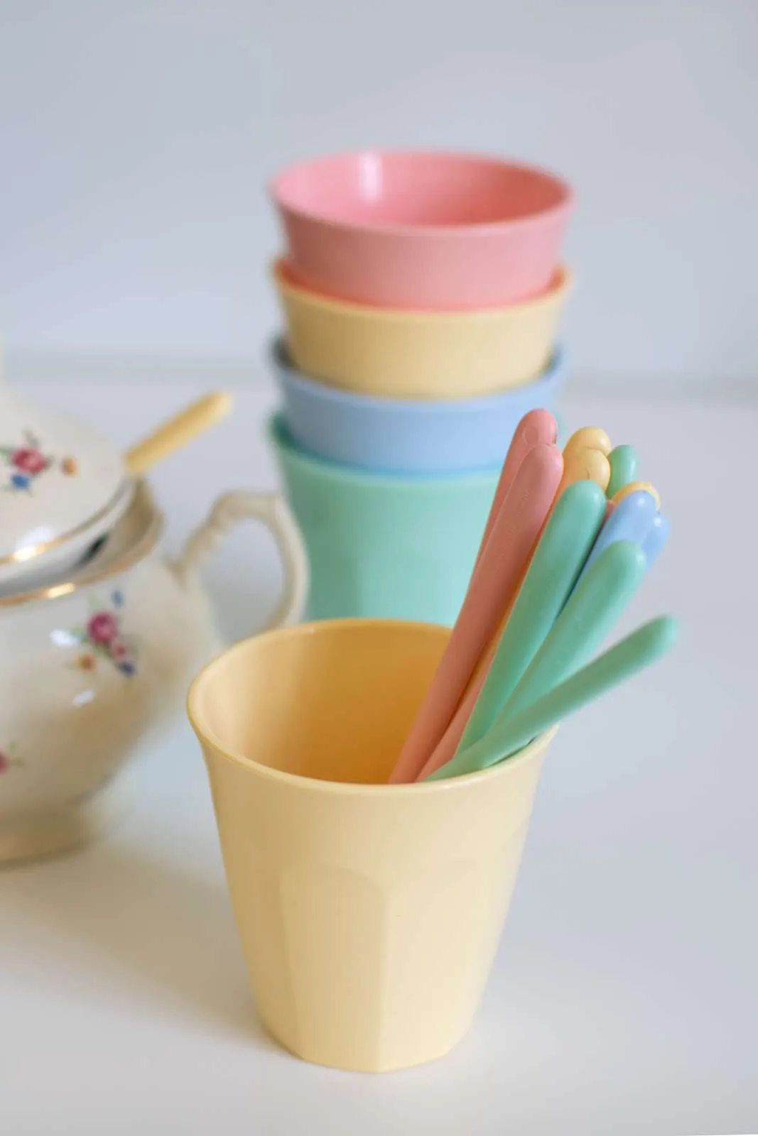 Set di stoviglie Nora Macarons 16 pezzi, Multi Koziol