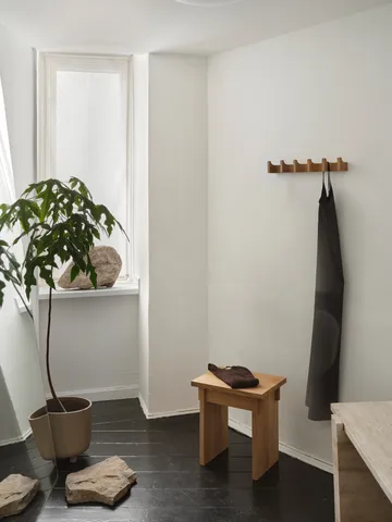 Appendiabiti Column 49 cm - Rovere oliato in tonalità calda - Kristina Dam Studio