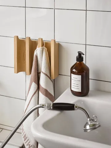 Appendiabiti Column - Rovere oliato in tonalità calda - Kristina Dam Studio