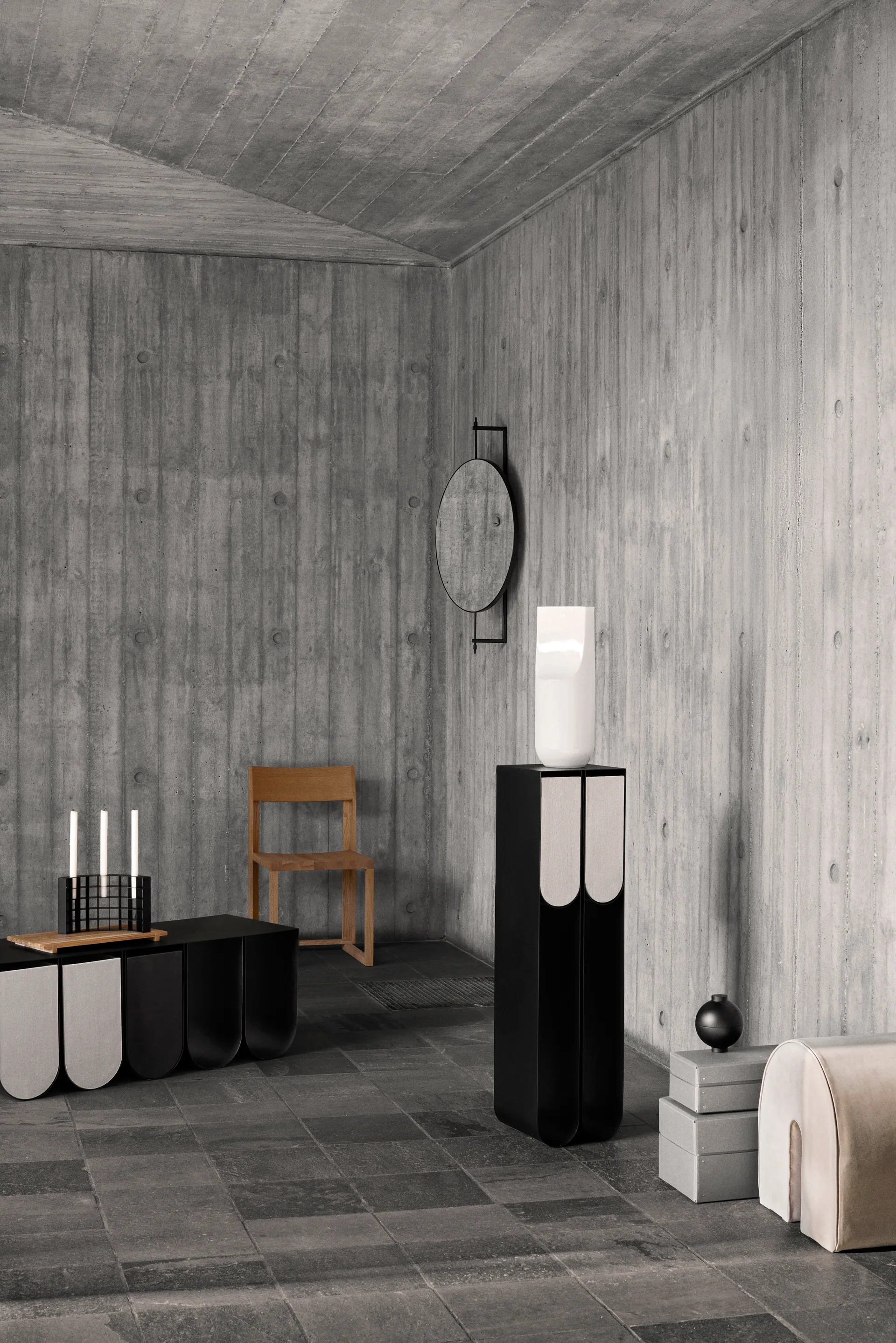 Curved pedestal, Nero Kristina Dam Studio